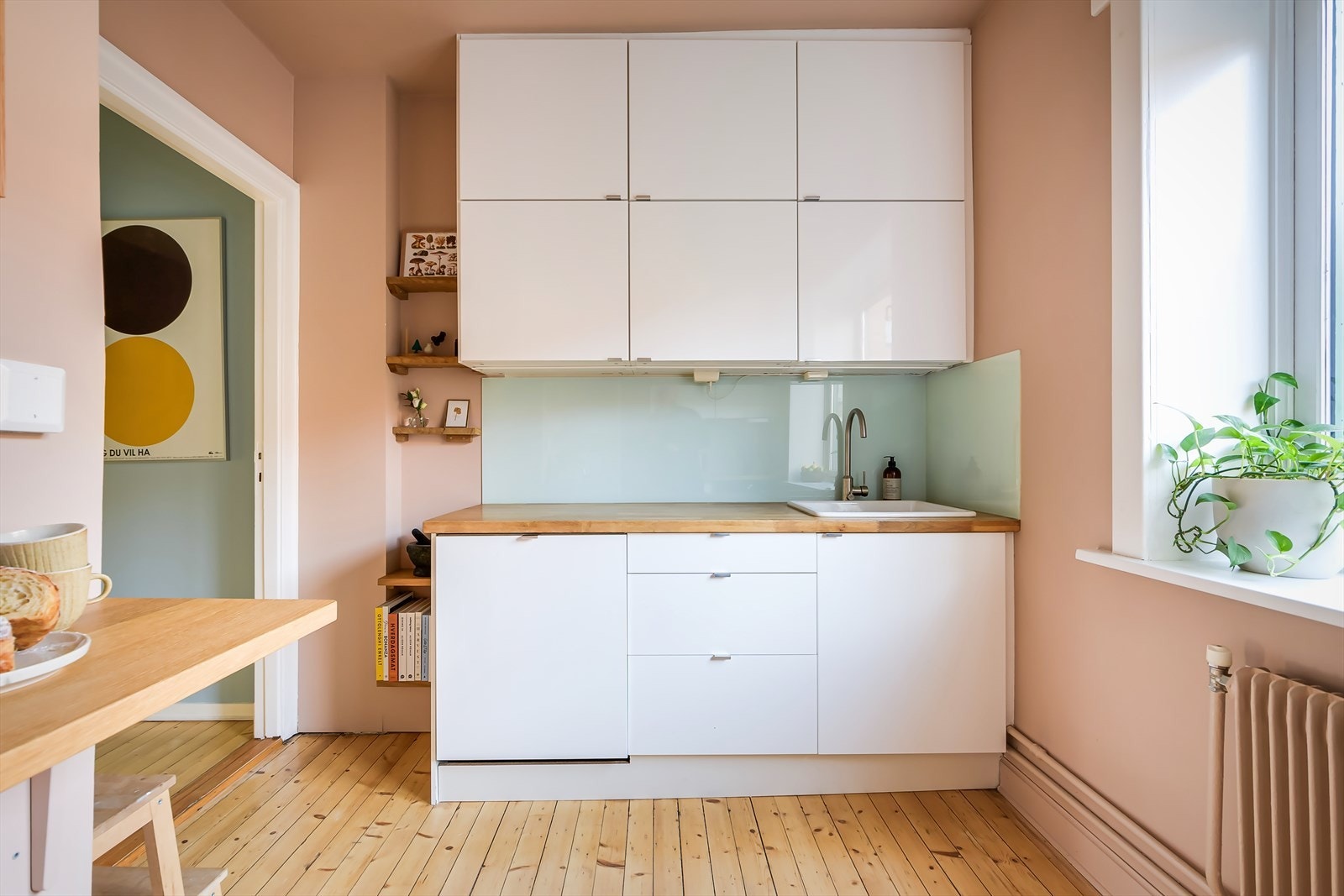 Det er integrerte hvitevarer som induksjonsplatetopp, stekeovn, oppvaskmaskin og kjøleskap. Stekeovn og platetopp er fra 2022. Galleribilde