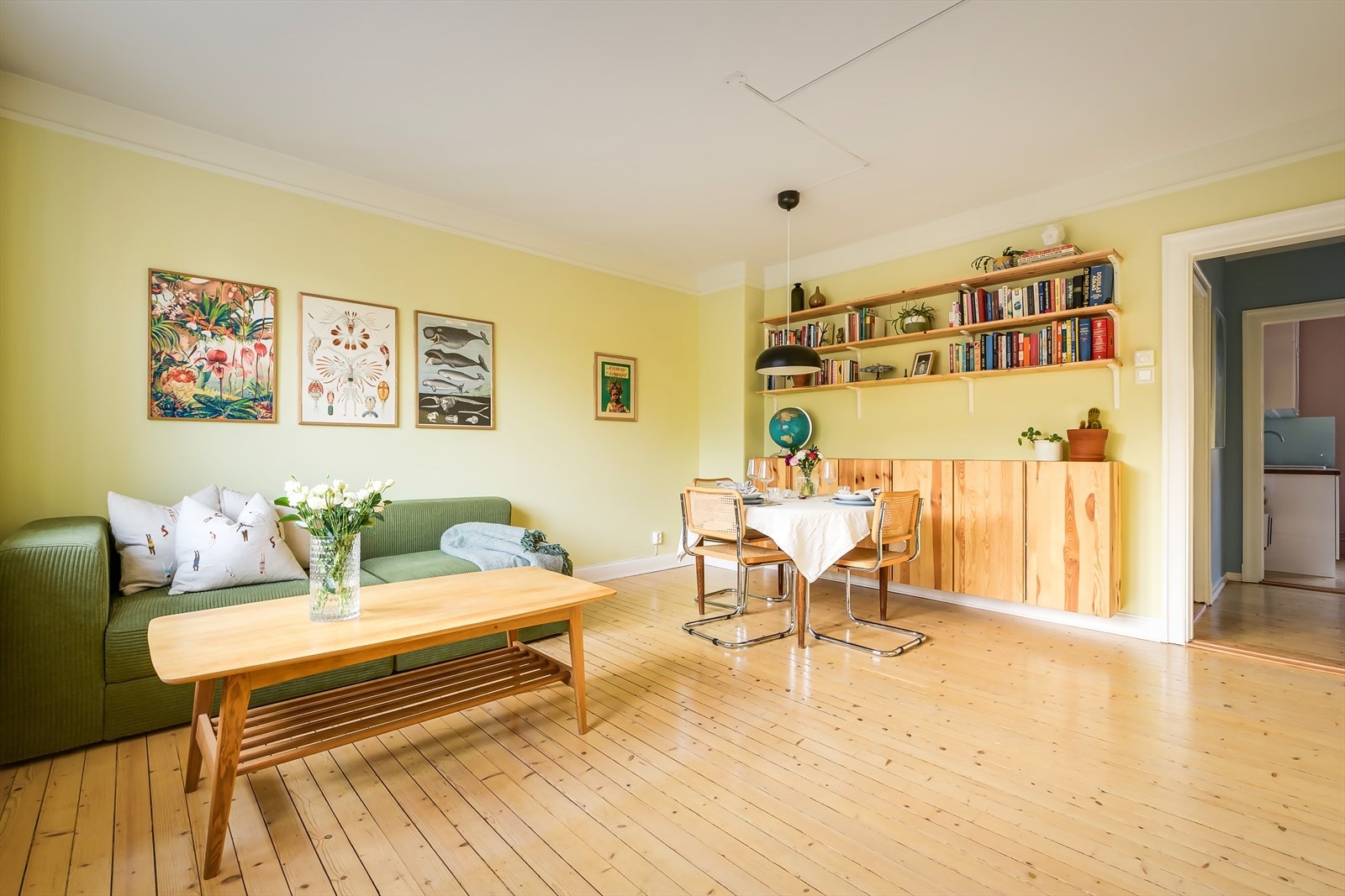 Leiligheten har en god planløsning med store rom som åpner for mange møbleringsalternativer. Galleribilde