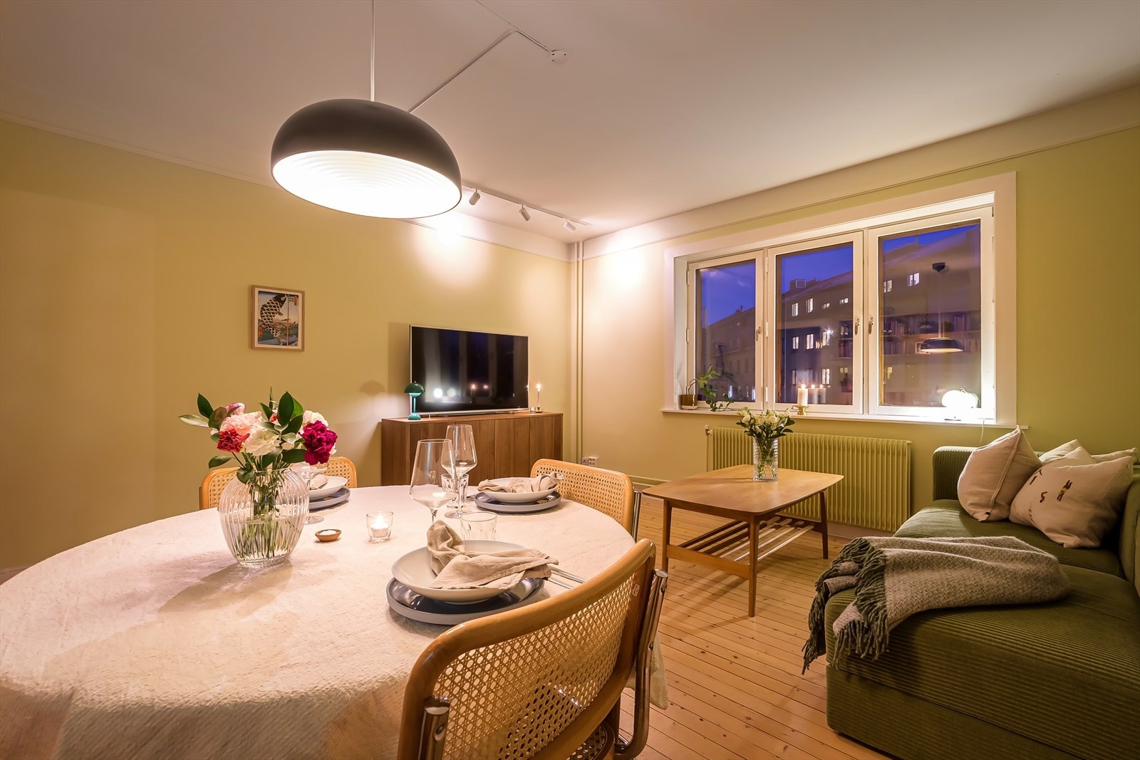 Leiligheten har klassiske detaljer som originale tregulv og brede vinduskarmer. Galleribilde