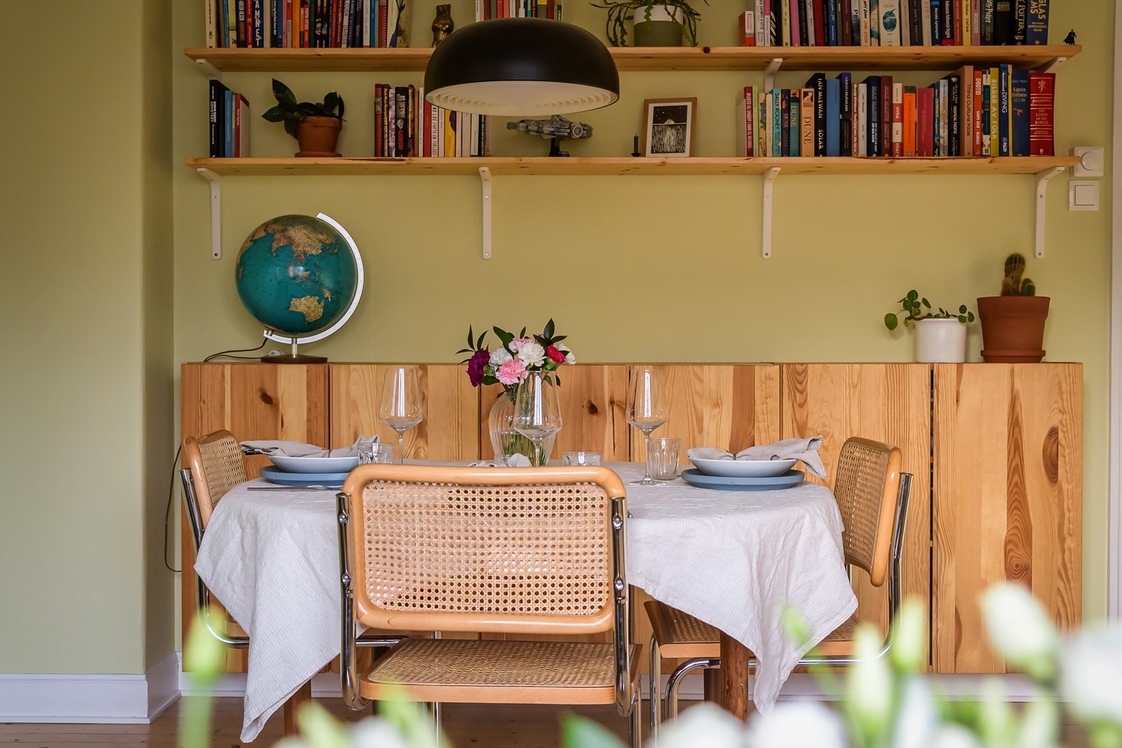 Leiligheten har en innbydende atmosfære som gjør det gøy å invitere venner og familie hjem. Galleribilde