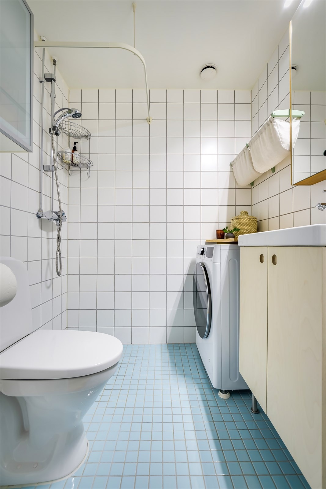 Praktisk bad med opplegg for vaskemaskin. Galleribilde