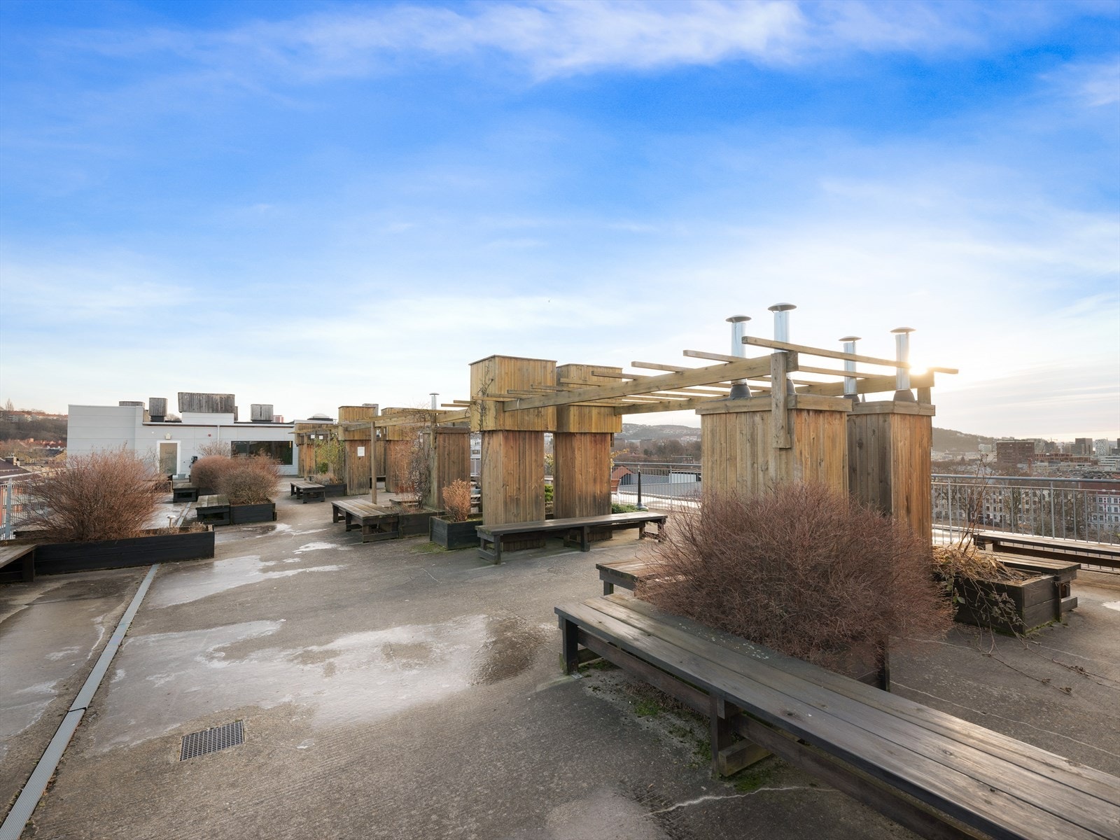 - Du har tilgang til en solrik felles takterrassen som er delt opp i flere soner med mange sitteplasser - Galleribilde