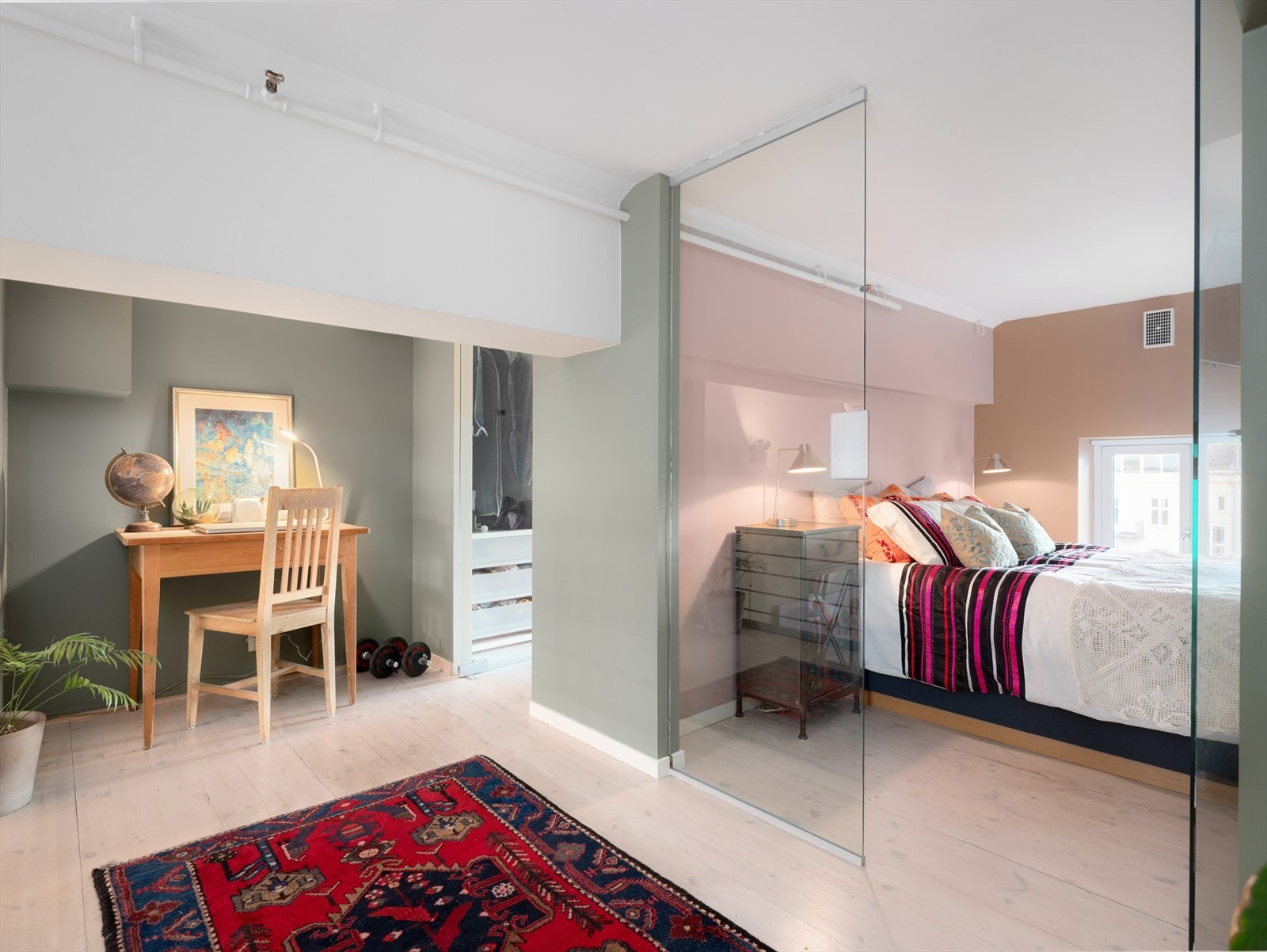 - I 2. plan finner du to oppholdsrom som selger i dag benytter som soverom - Galleribilde