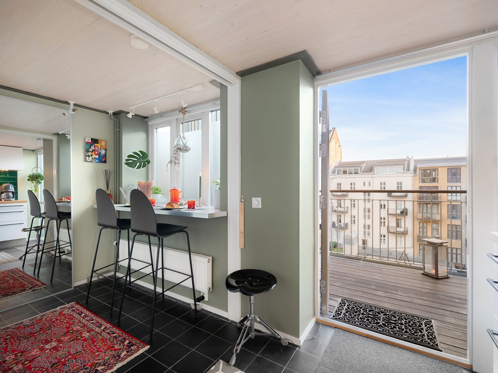 - Planløsningen er gjennomgående med lysinnslipp fra to sider - Galleribilde