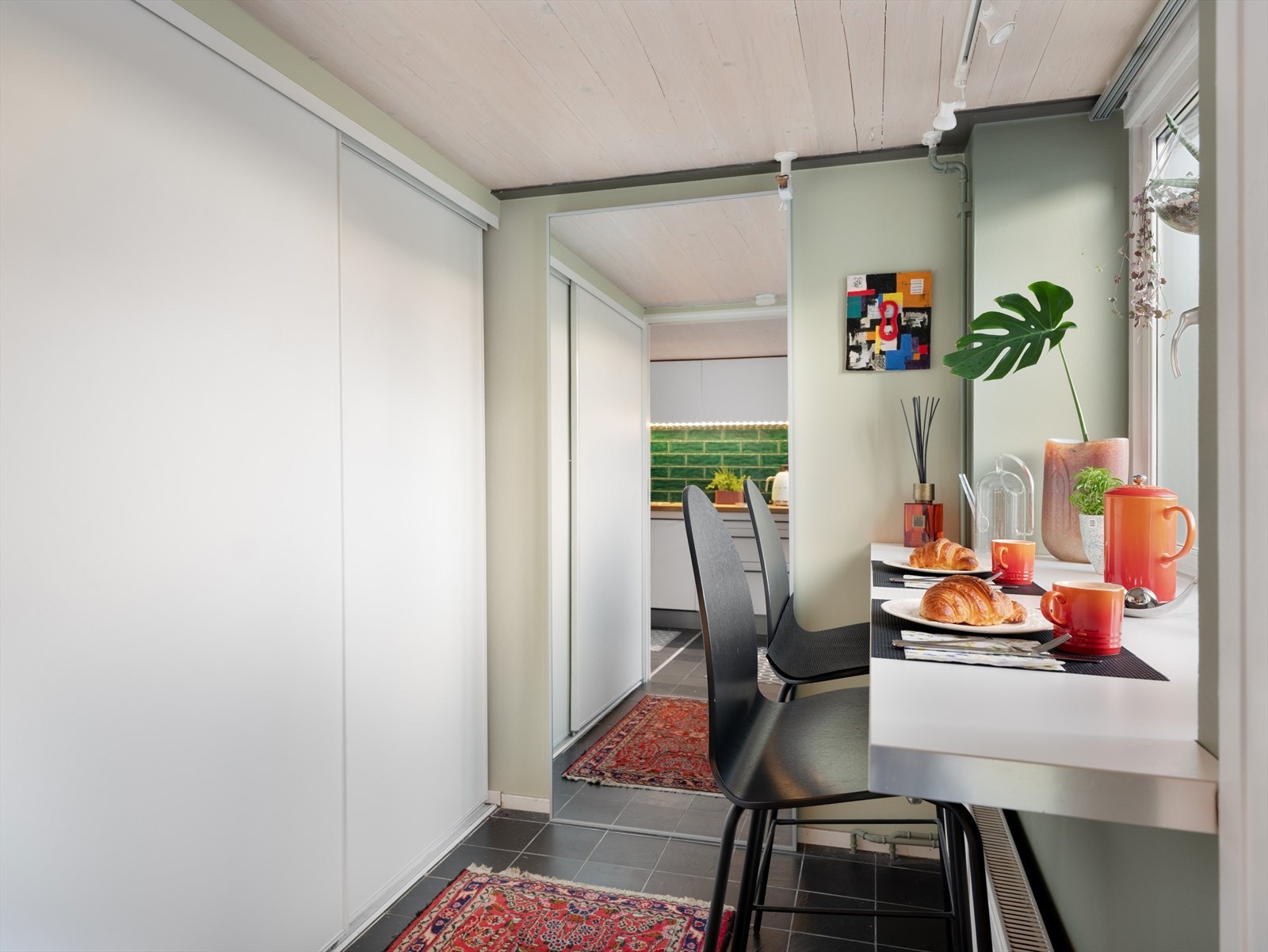 - Legg merke til skyvedørsgarderoben - Galleribilde