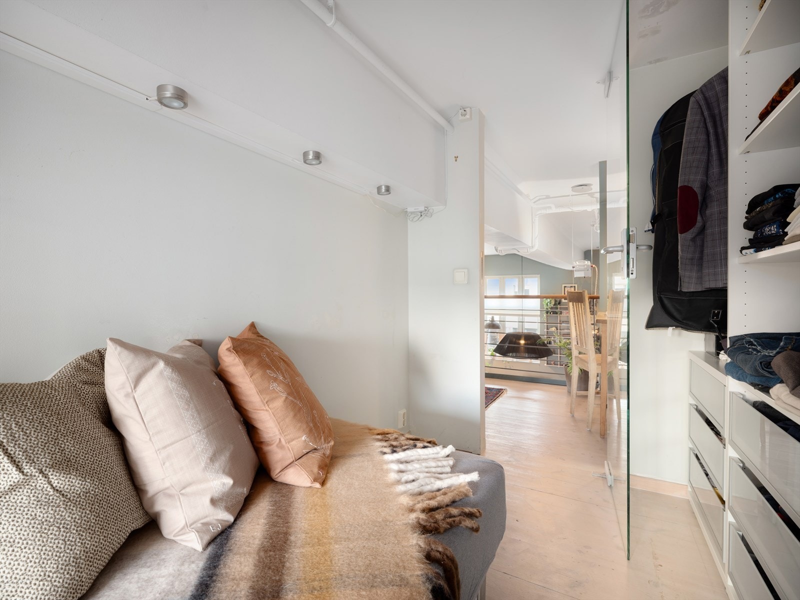 - Rommene oppfyller ikke kravene til oppholdsrom grunnet noe for lav takhøyde, men arealet er godkjent for varig opphold - Galleribilde