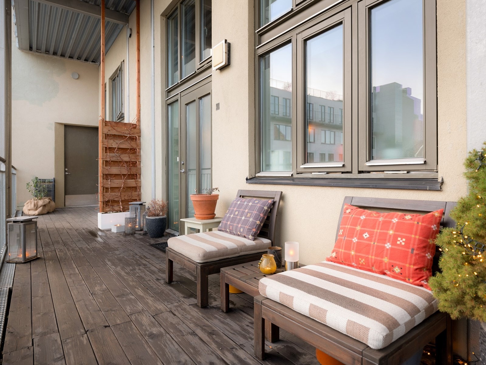 - Utenfor på svalgangen er det plass til en egen sittegruppe - Galleribilde