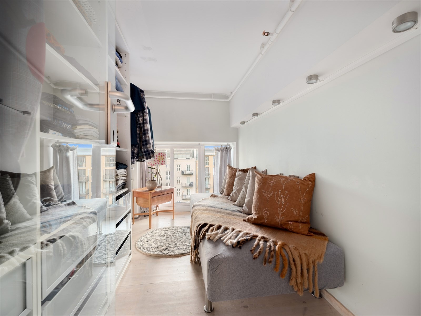 - Begge soverommene vender mot den rolige bakgården - Galleribilde