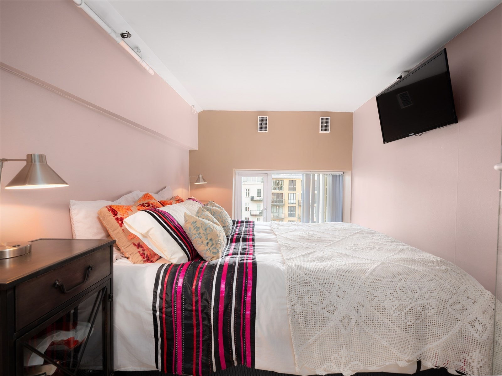 - Rommet er av god størrelse og har plass til dobbeltseng og nattbord - Galleribilde