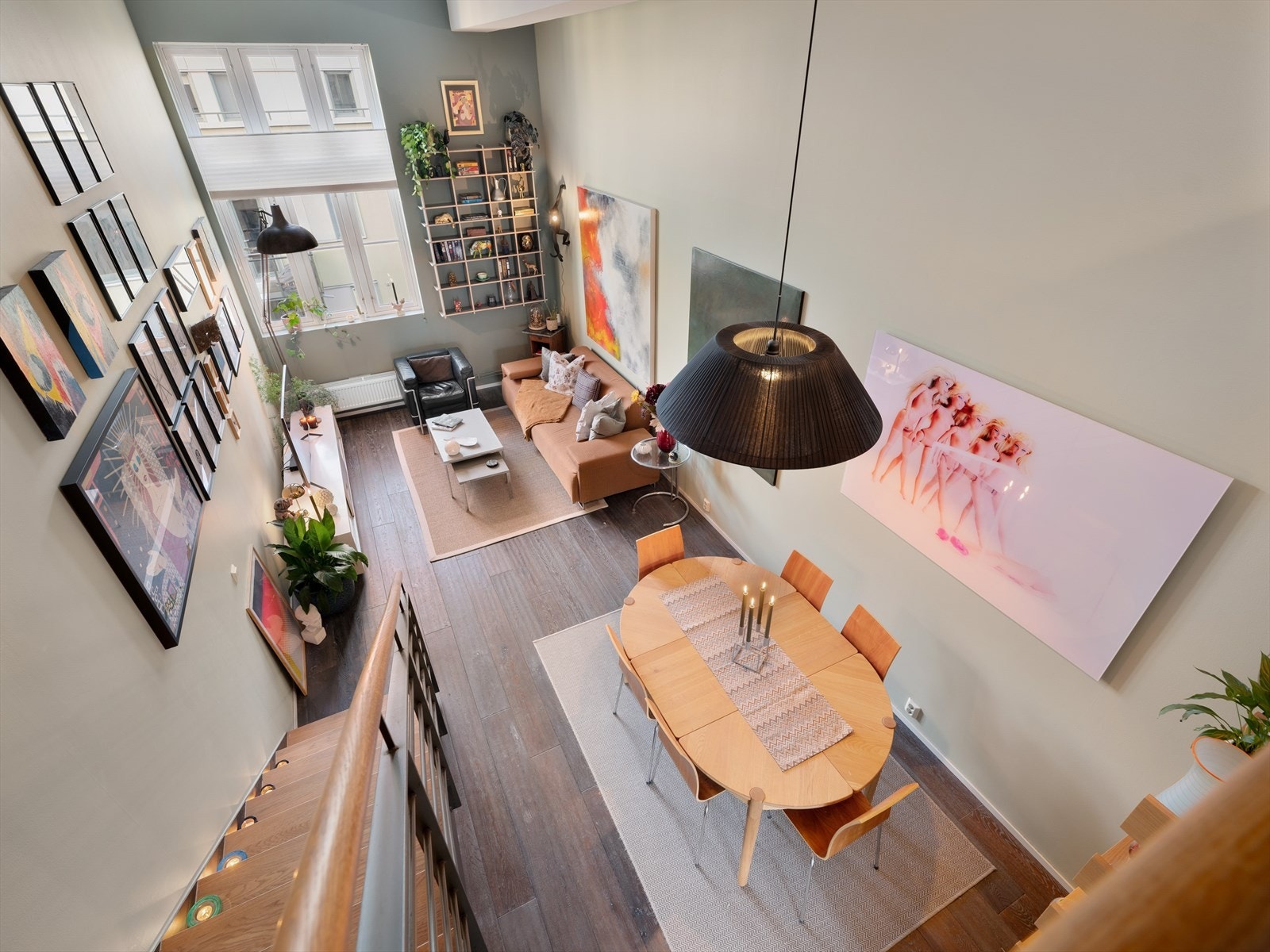 - Takhøyden i stuen er målt til 4,12 meter - Galleribilde