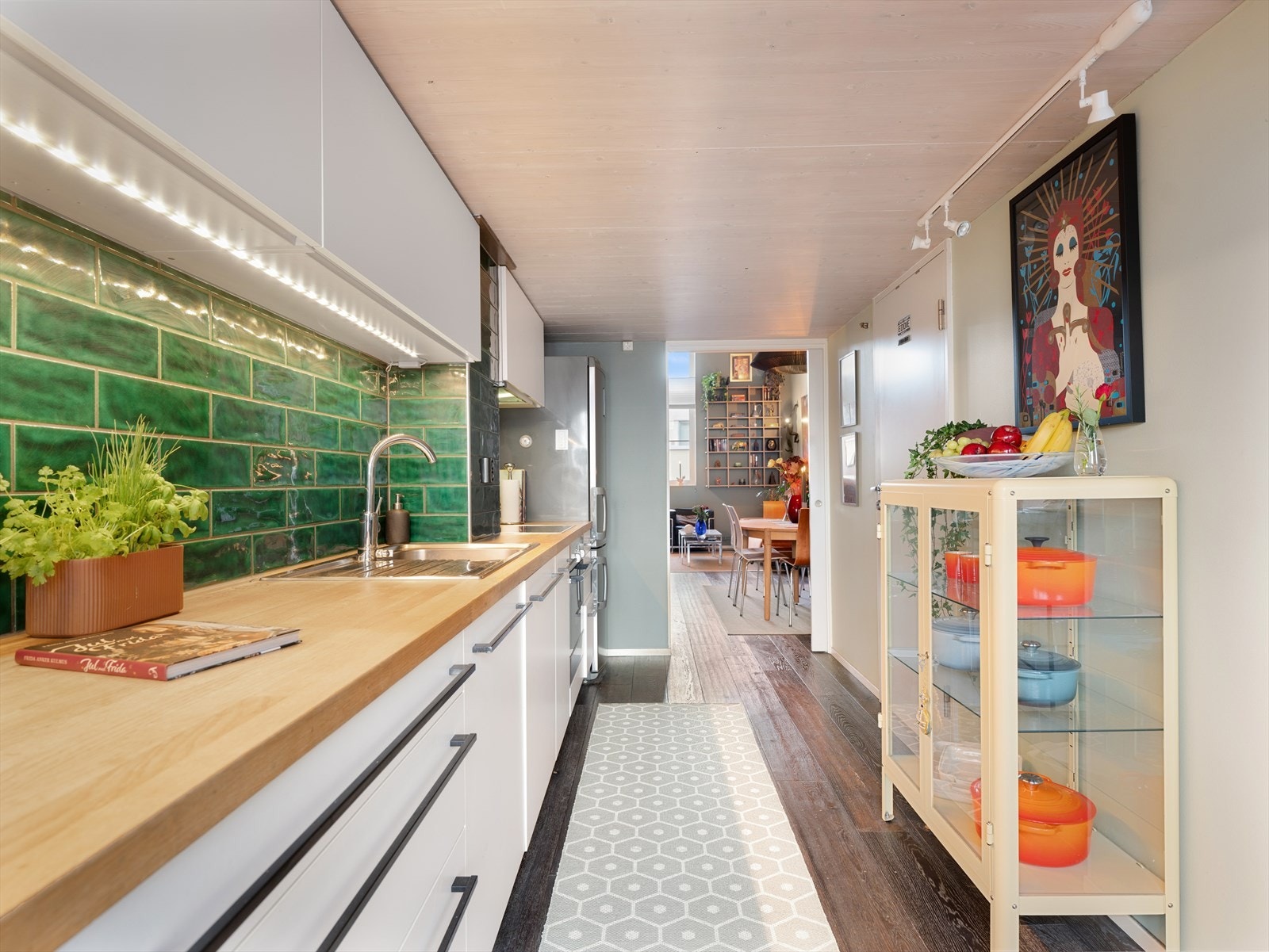 - Stue og kjøkken har en fin soneinndeling, og ligger behagelig tilbaketrukket fra hverandre - Galleribilde