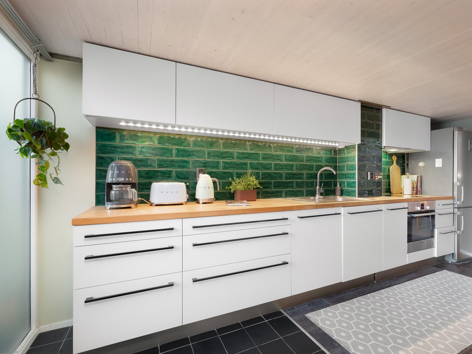 - Norema kjøkkeninnredning med god skap- og benkeplass - Galleribilde