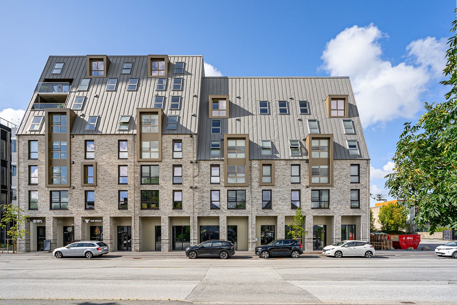 Vakker bygård i tegnsetein som ligger midt i Sandnes sentrum! Galleribilde