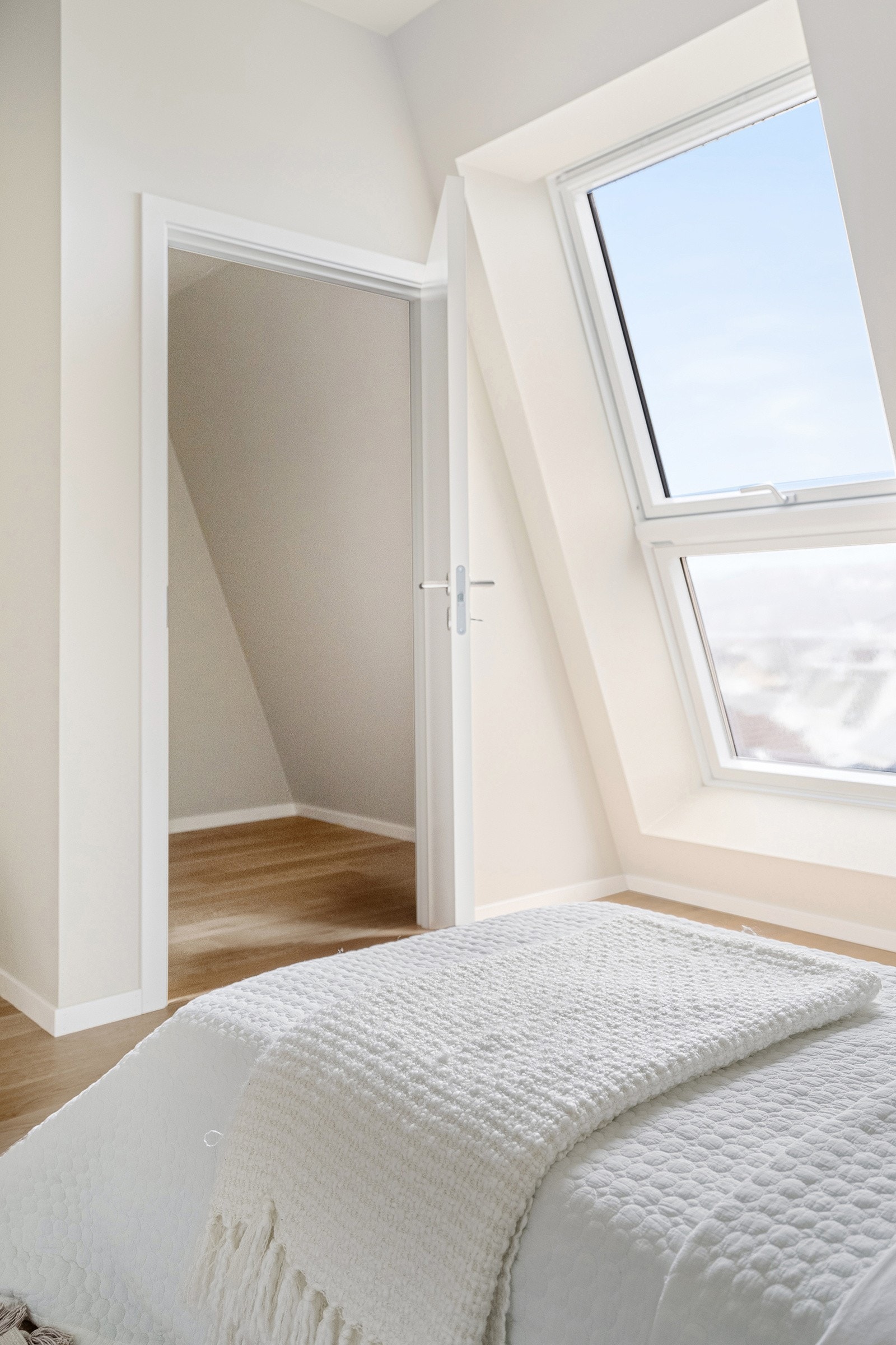 Praktisk bod eller kanskje klesskap i tilknytning til soverom nr 2 Galleribilde