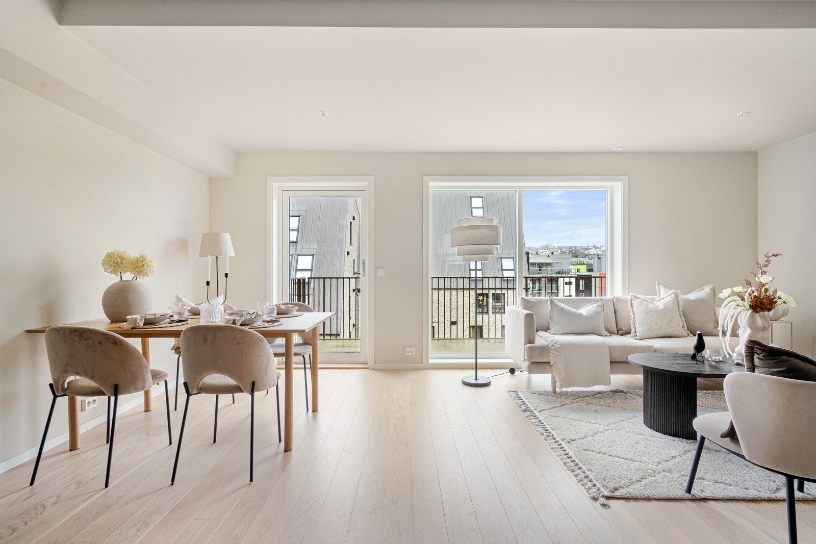 Det er lagt fine kvaliteter i leiligheten med blant annet hvitlakkert enstavs eikeparkett! Galleribilde