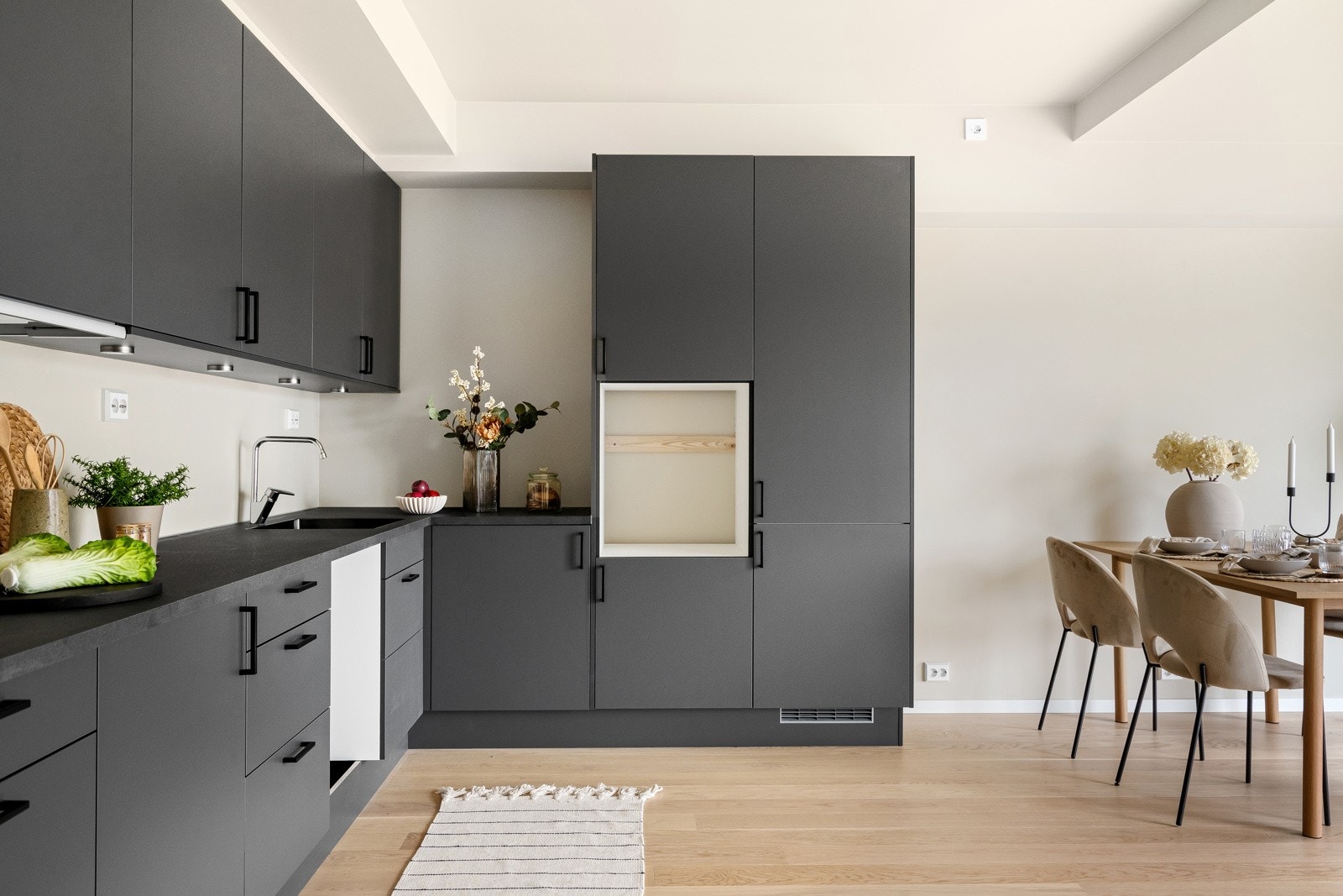 Flott tidsløs kjøkkeninnredning fra Norema Galleribilde