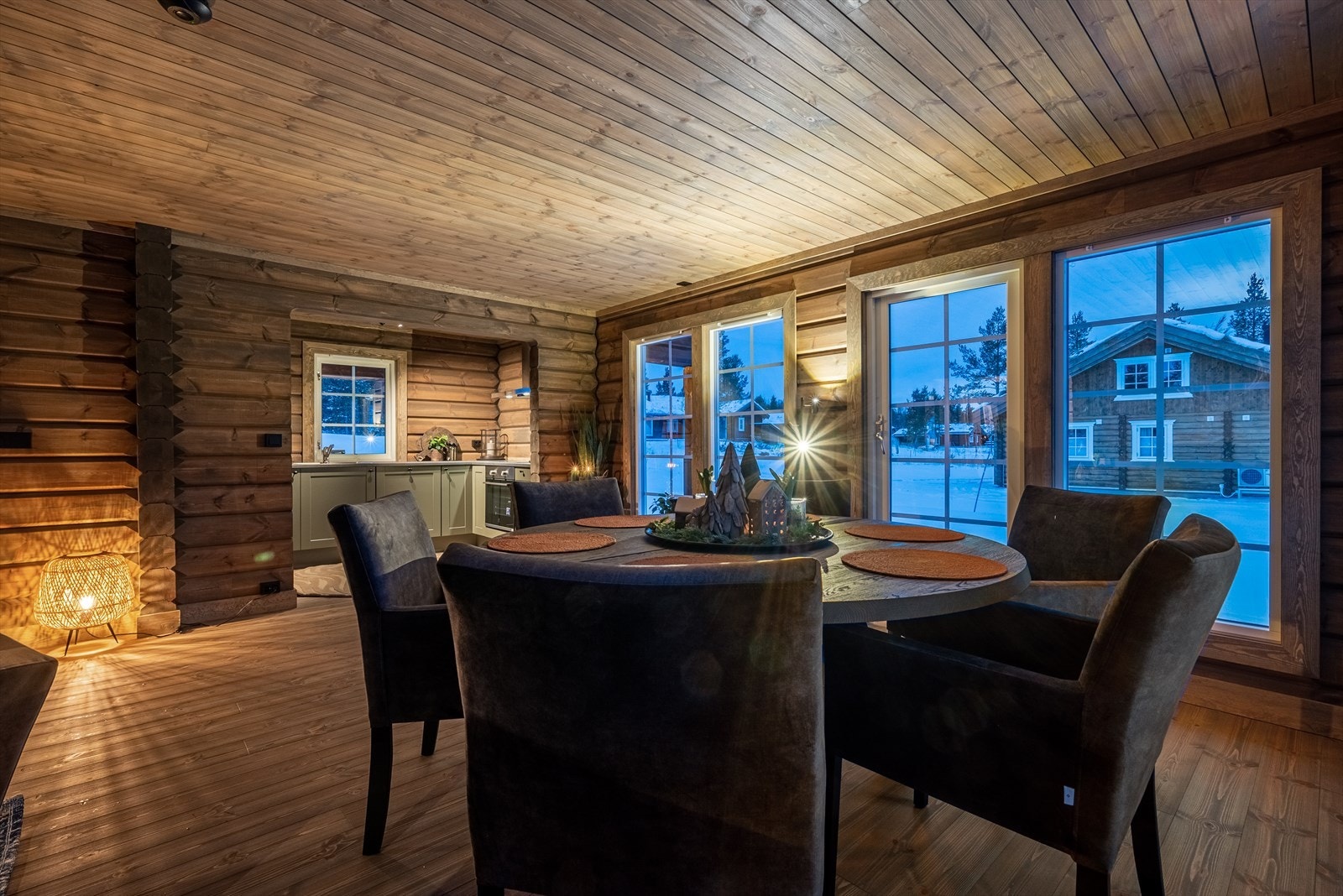 I stuen er det plass til spisebord hvor man kan samles til gode måltider og hyggelige spillkvelder. Galleribilde