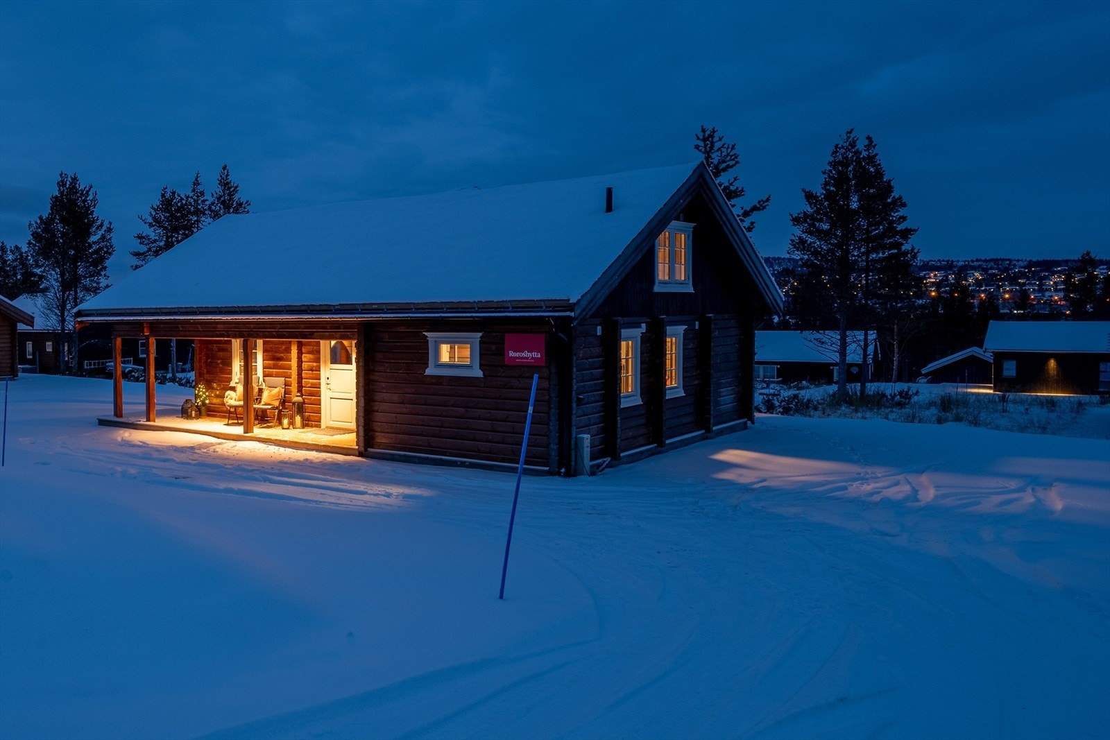 Hytta ligger attraktivt til i naturskjønne omgivelser, rett utenfor Røros sentrum med alle fasiliteter. Galleribilde