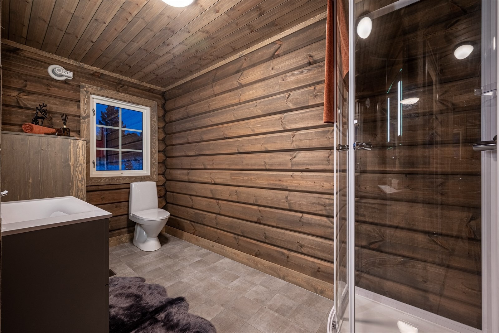 Badet er utstyrt med gulvtoalett, dusjkabinett og opplegg for vaskemaskin. Galleribilde
