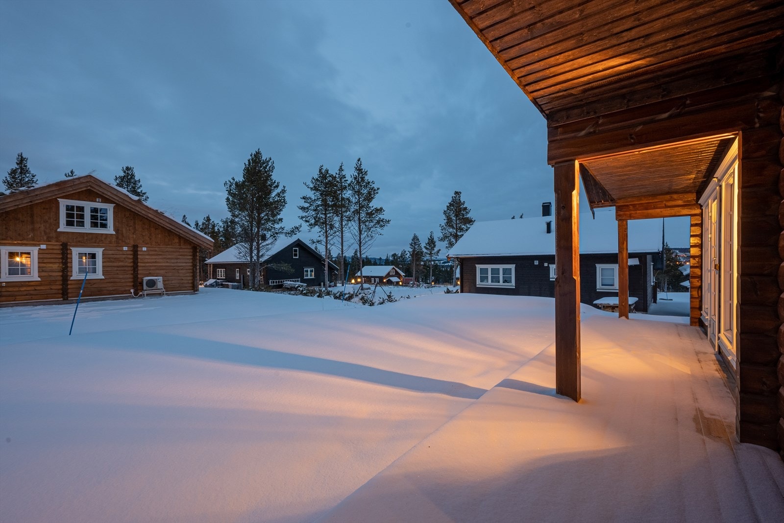 Terrassen ved inngangssiden fortsetter videre langs gavlveggen, og herfra er det utgang fra stuen. Galleribilde