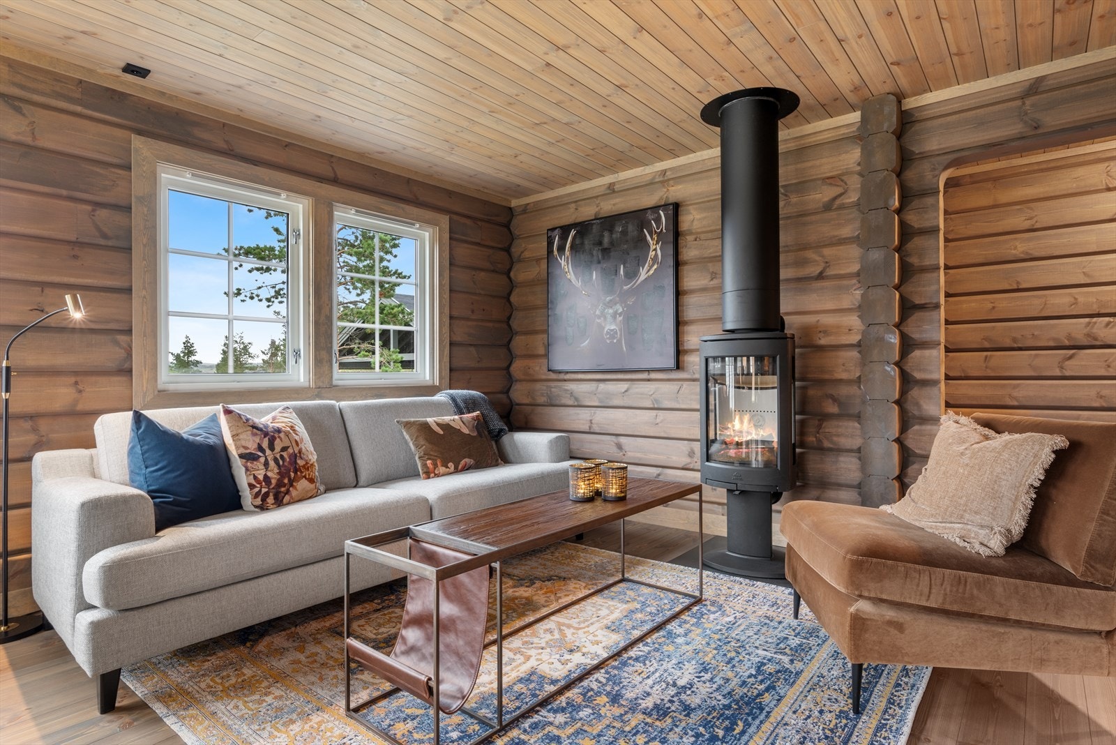 Etter deilig utetid kan man slappe av i sofaen med kakao og knitrende hygge, fra peisovnen. Galleribilde