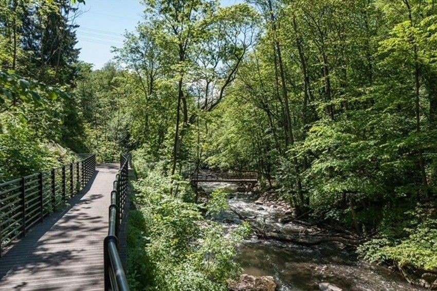 Nærområdet byr på flere rekreasjonsmuligheter, blant annet Svartdalsparken. Parken strekker seg langs Alnaelva og er ideell for både gåturer, sykling og løping. Du kan følge stiene helt opp til Østmarka for en naturskjønn opplevelse. Galleribilde