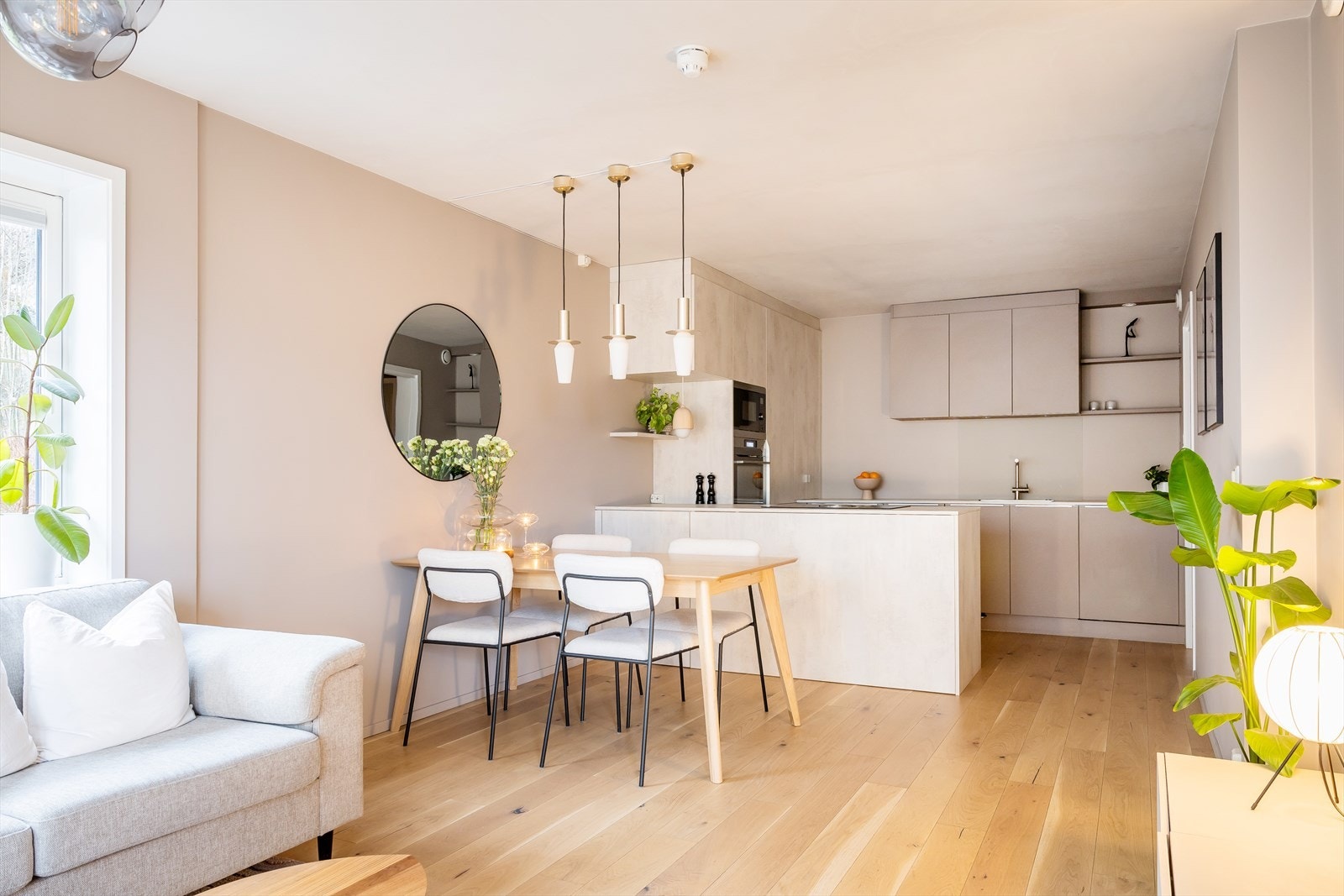 Spiseplassen finner sin naturlige plass ved det flotte kjøkkenet. Galleribilde