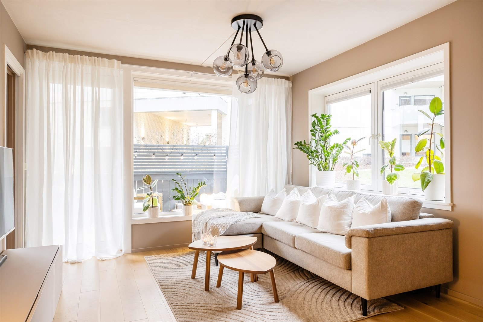 Leiligheten har godt med lysinnslipp fra store vindusflater og utgang til terrasse. Galleribilde