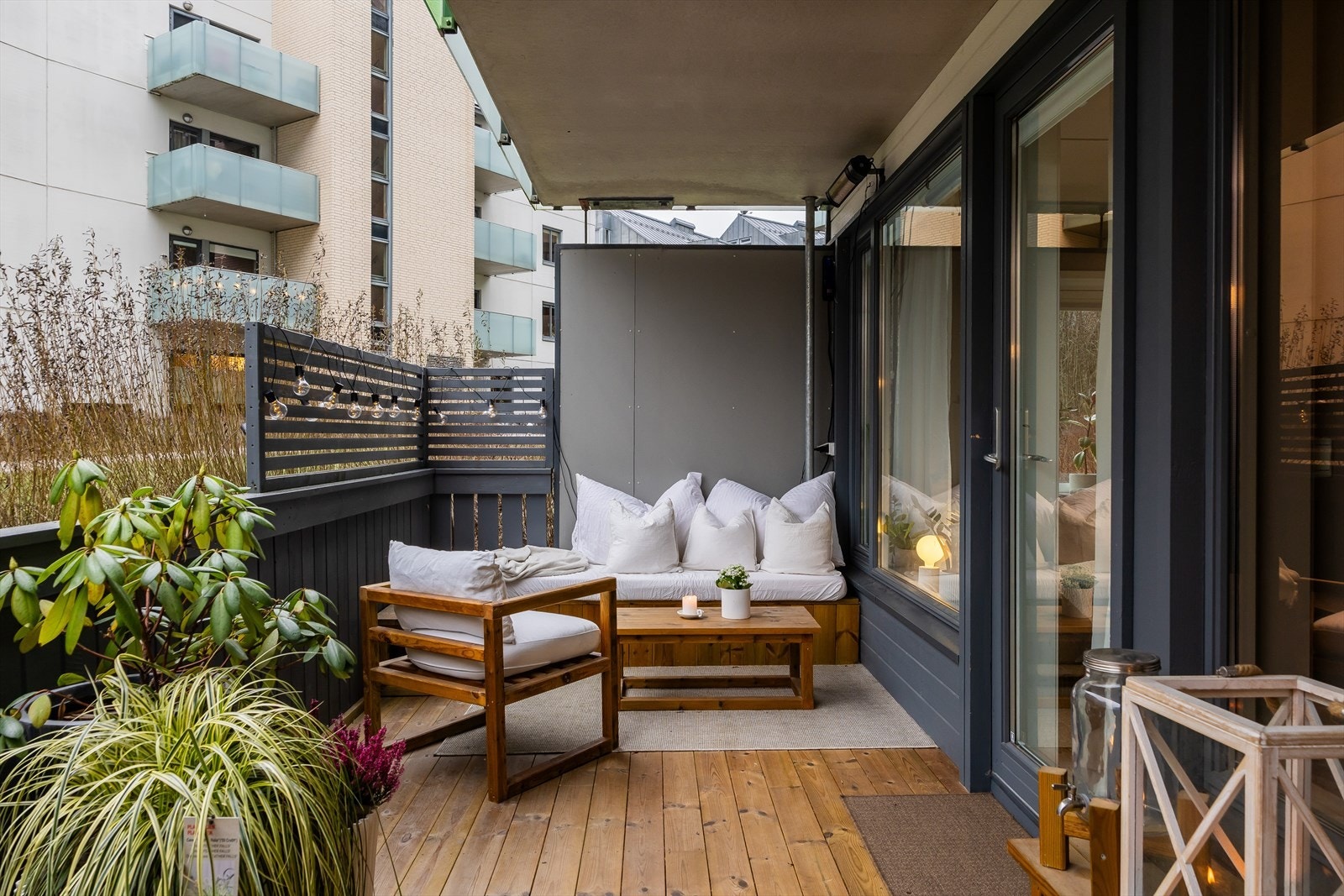 Her kan du nyte solfylte dager, spise ute eller bare slappe av i rolige omgivelser - en ekte oase rett utenfor døren. Galleribilde