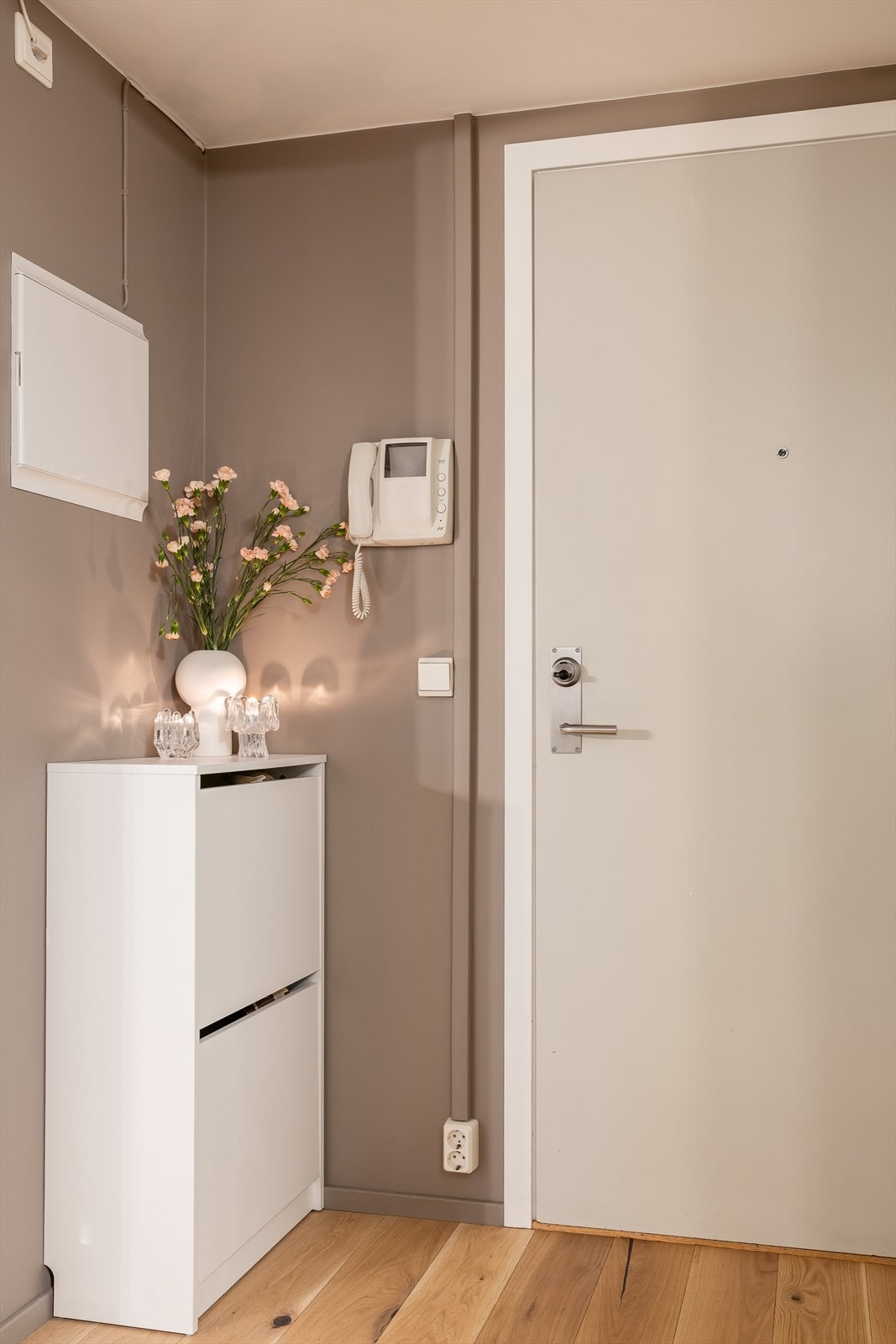 Den smarte løsningen sparer plass og skaper et ryddig og innbydende førsteinntrykk. Galleribilde