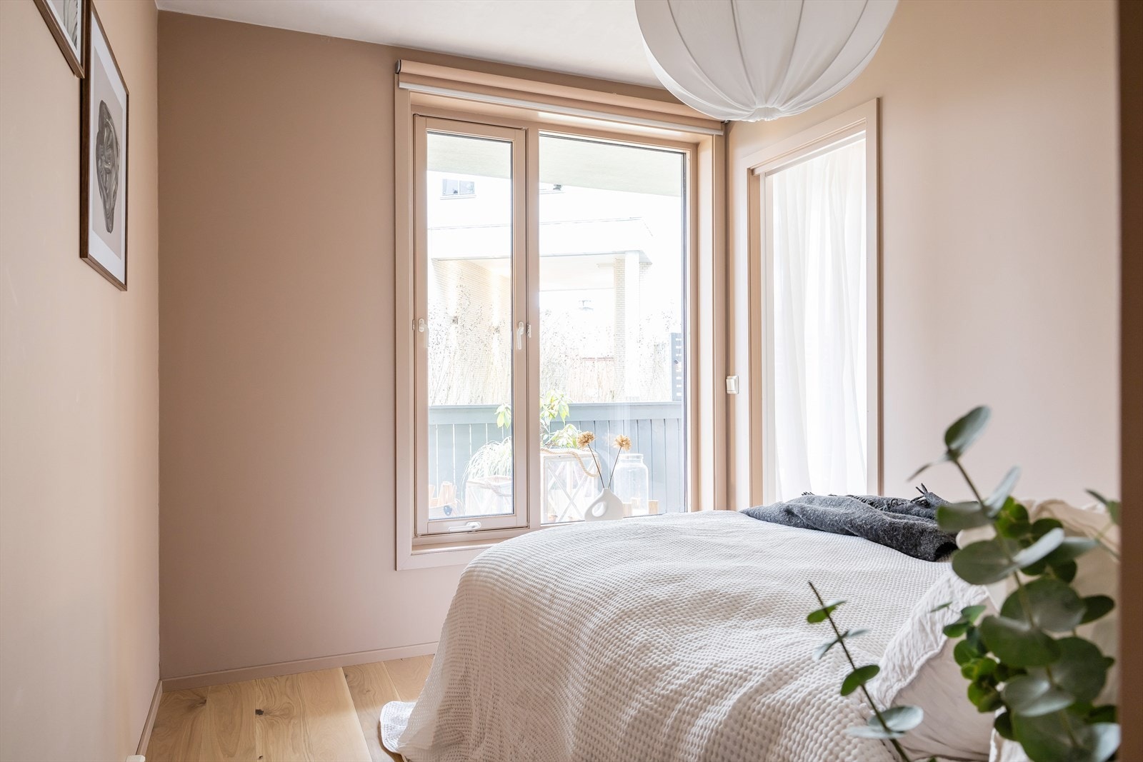 Soverommet gir et perfekt tilfluktssted for avslapning og ro, med et stilfullt og behagelig miljø. Galleribilde