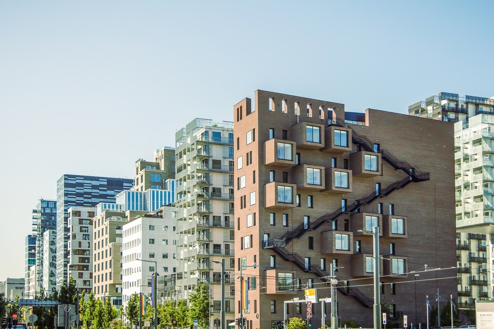 Oppdag Oslos nye, trendy hotspot - Oslobukta og Barcode. Dette området er i konstant utvikling og har blitt et av byens mest ettertraktede steder å bo, jobbe og tilbringe fritiden. Galleribilde