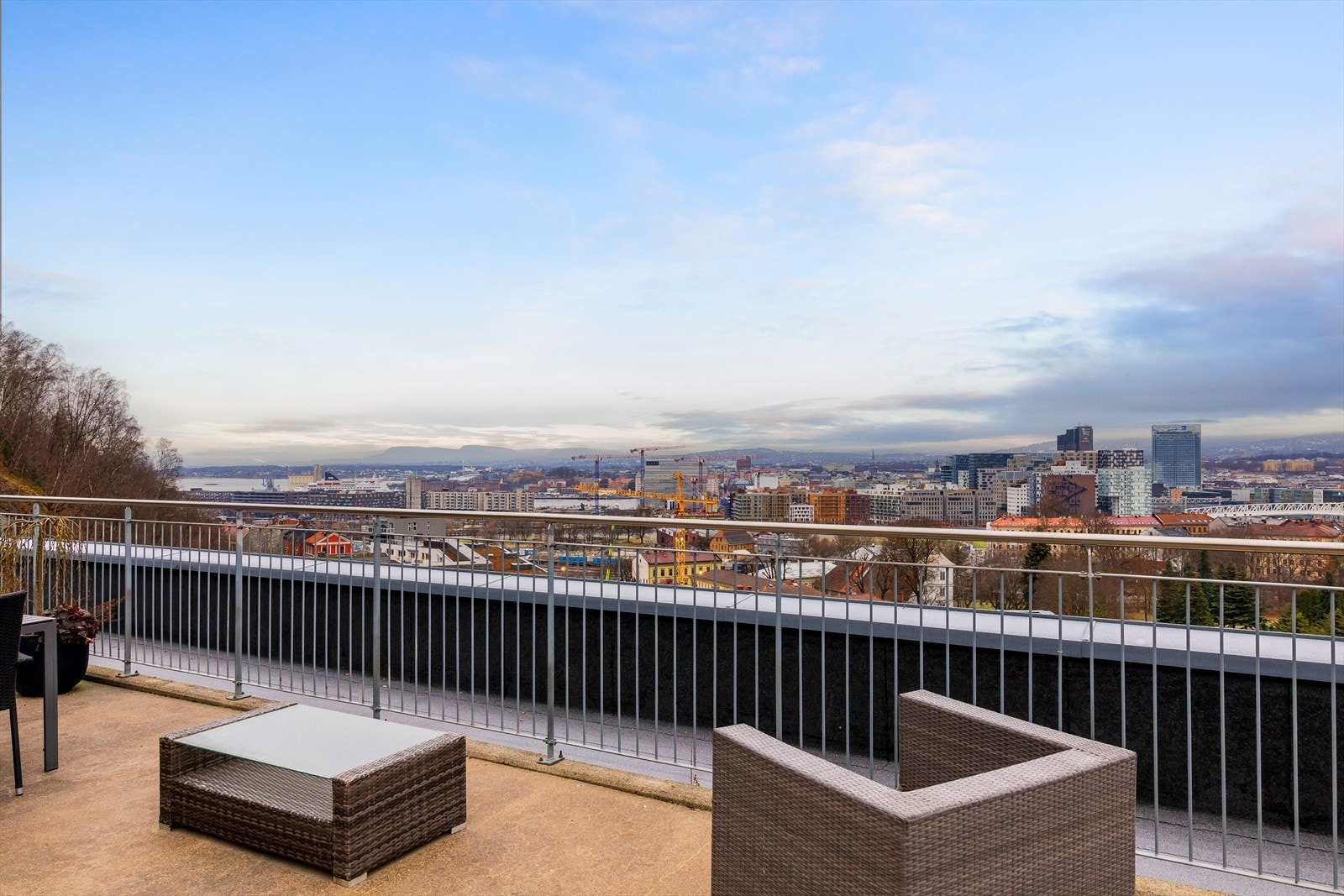Takterrassen er ideell for både avslapning og sosialt samvær, og på nyttårsaften får du en uforglemmelig opplevelse med panoramautsikt til fyrverkeriene over byen og fjorden. Galleribilde
