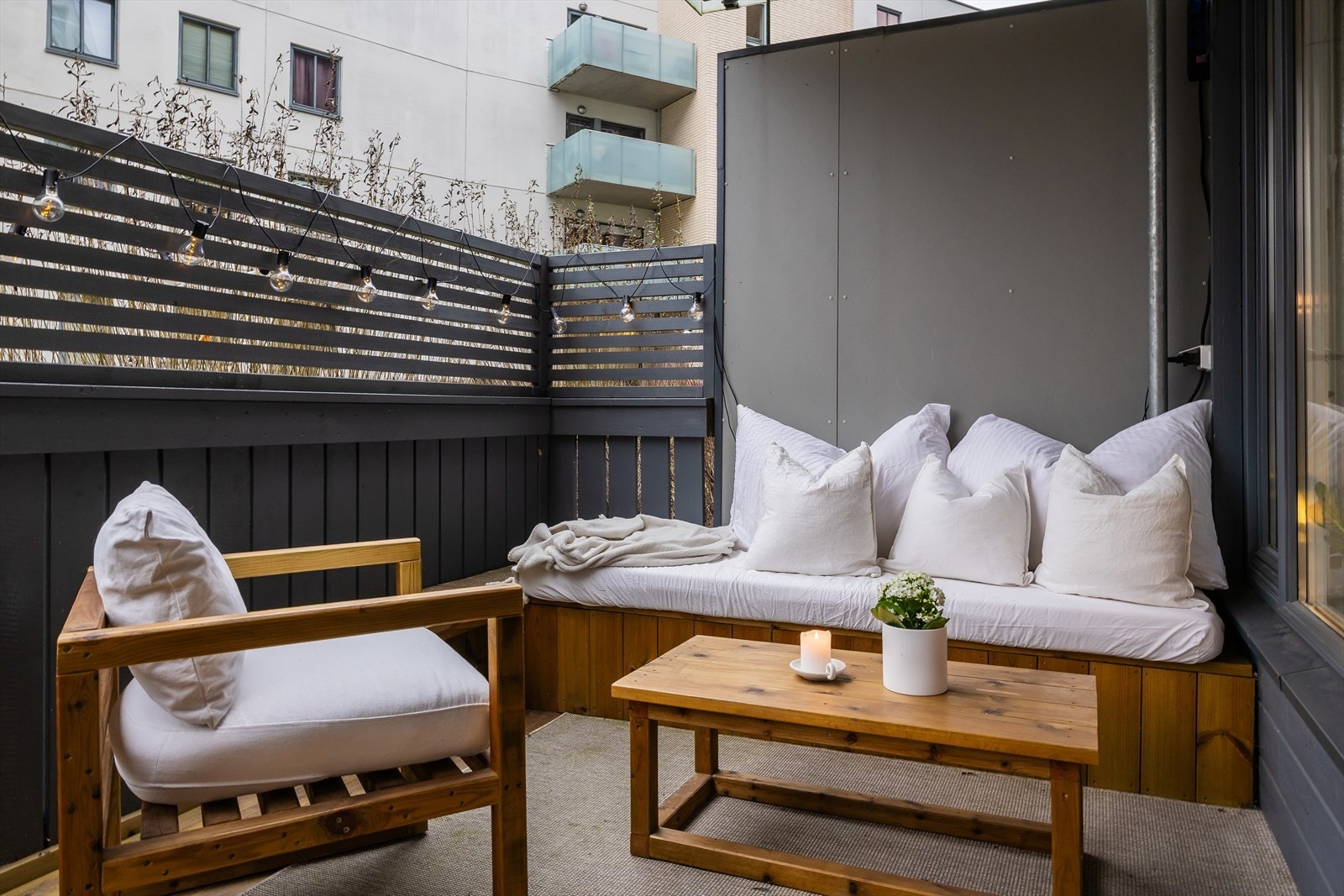 Terrassen blir en forlengelse av stuen i sommerhalvåret. Galleribilde