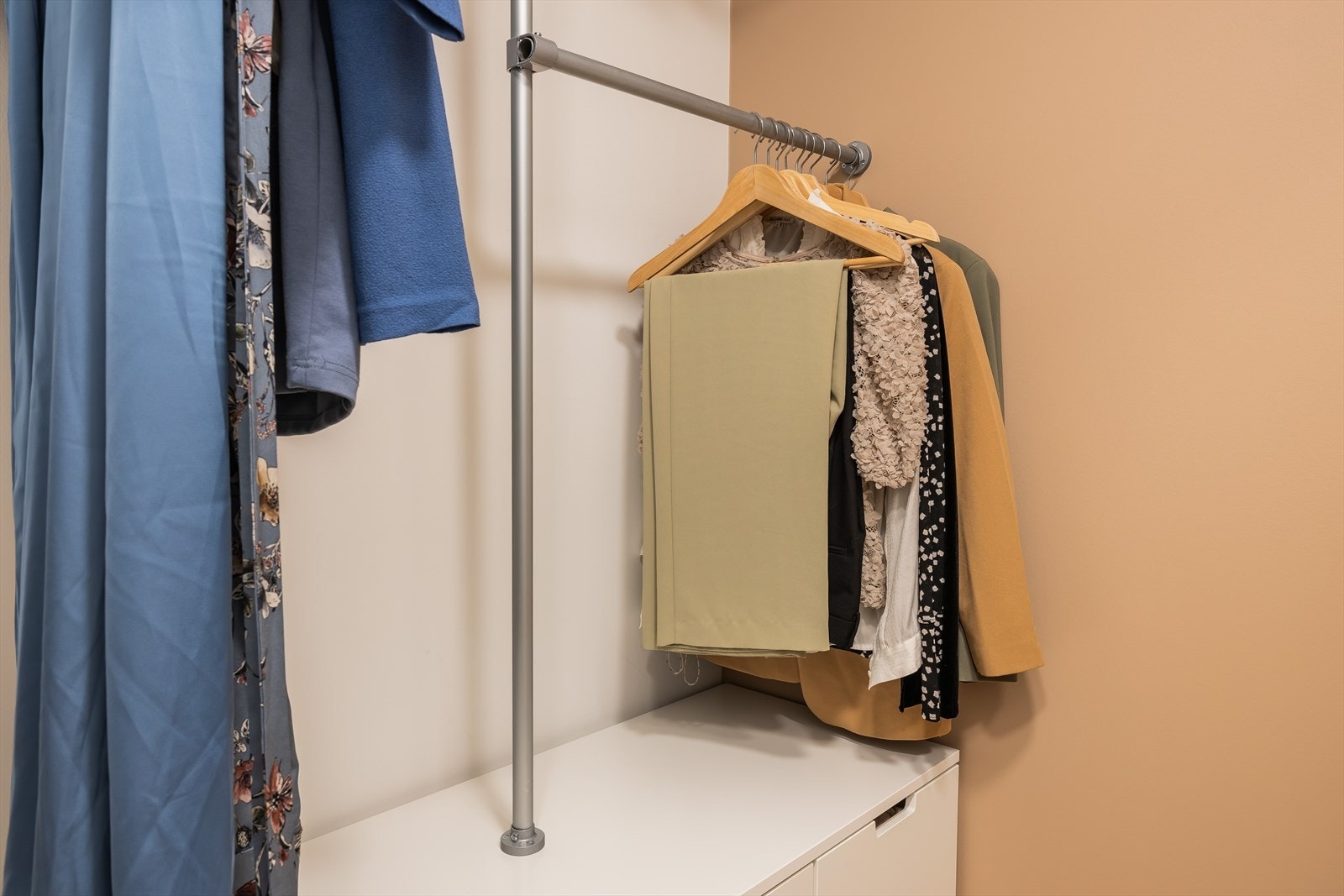 Gode oppbevaringsmuligheter i forbindelse med soverommet. Galleribilde