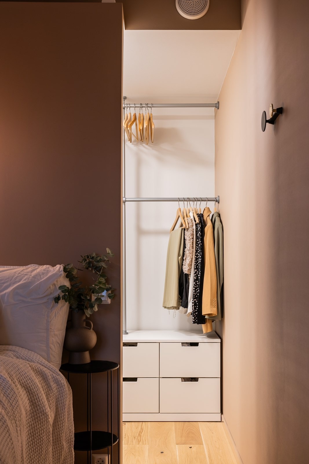 Her kan du enkelt organisere klær og tilbehør, samtidig som du får en elegant og praktisk løsning for oppbevaring. Galleribilde