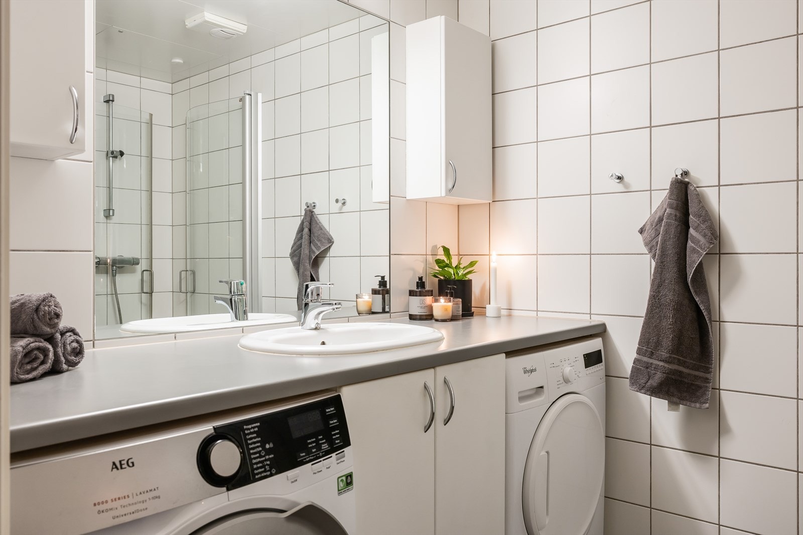 Tidløst og flislagt baderom fra byggeår (2008). Galleribilde