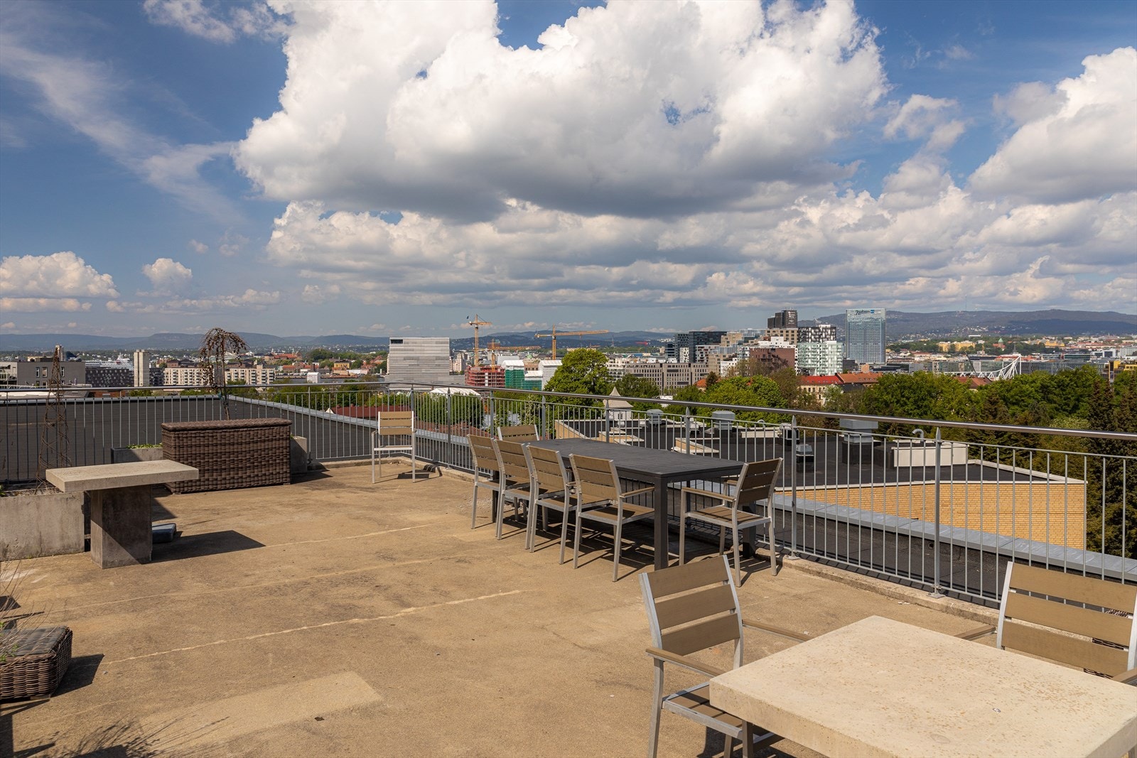 Med en imponerende utsikt over både Oslo og fjorden får du en fantastisk opplevelse året rundt. Takterrassen er virkelig en perfekt oase, både for ro og festlige anledninger. Galleribilde