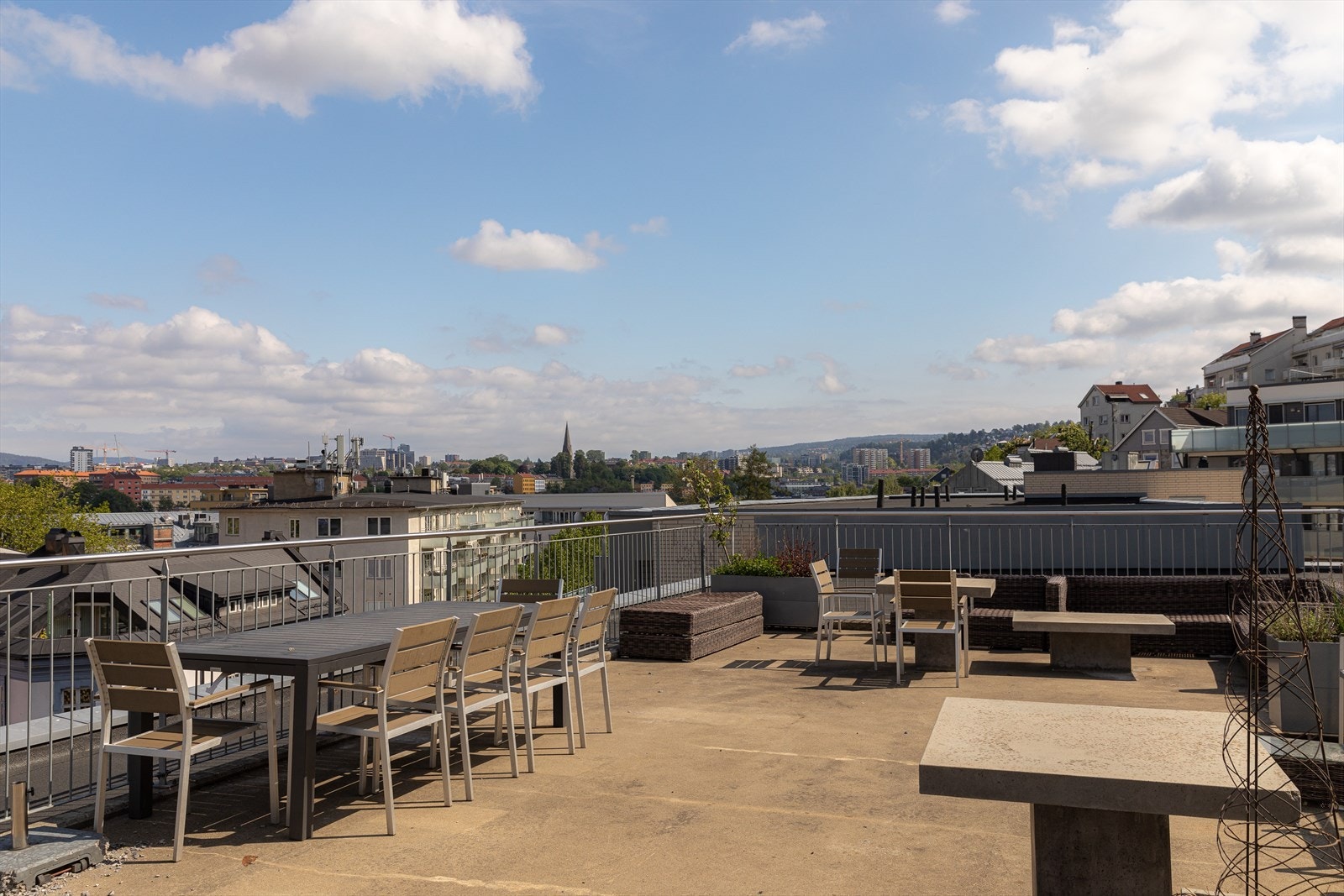 Takterrassen er møblert med stilige utemøbler, noe som skaper et komfortabelt og innbydende utendørsområde. Galleribilde