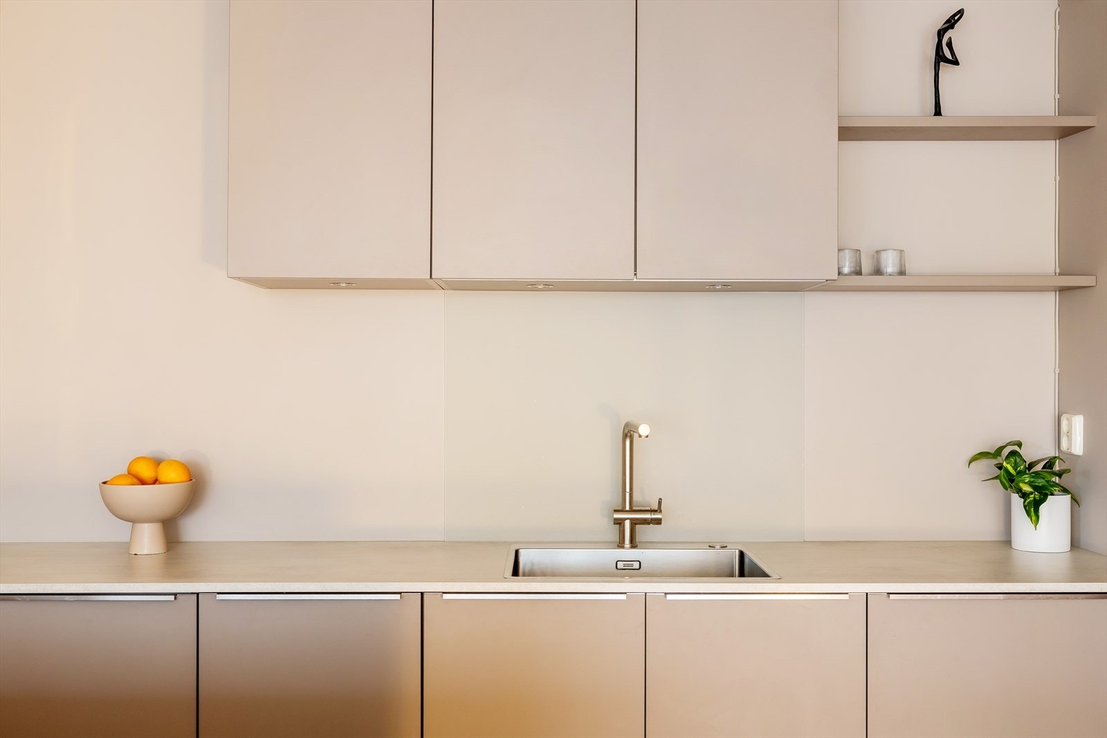 Det moderne kjøkkenet er både funksjonelt og stilfullt, med kvalitetsmaterialer og smarte løsninger. Her finner du rikelig med benkeplass og moderne hvitevarer som gjør matlagingen både enkel og inspirerende. Galleribilde