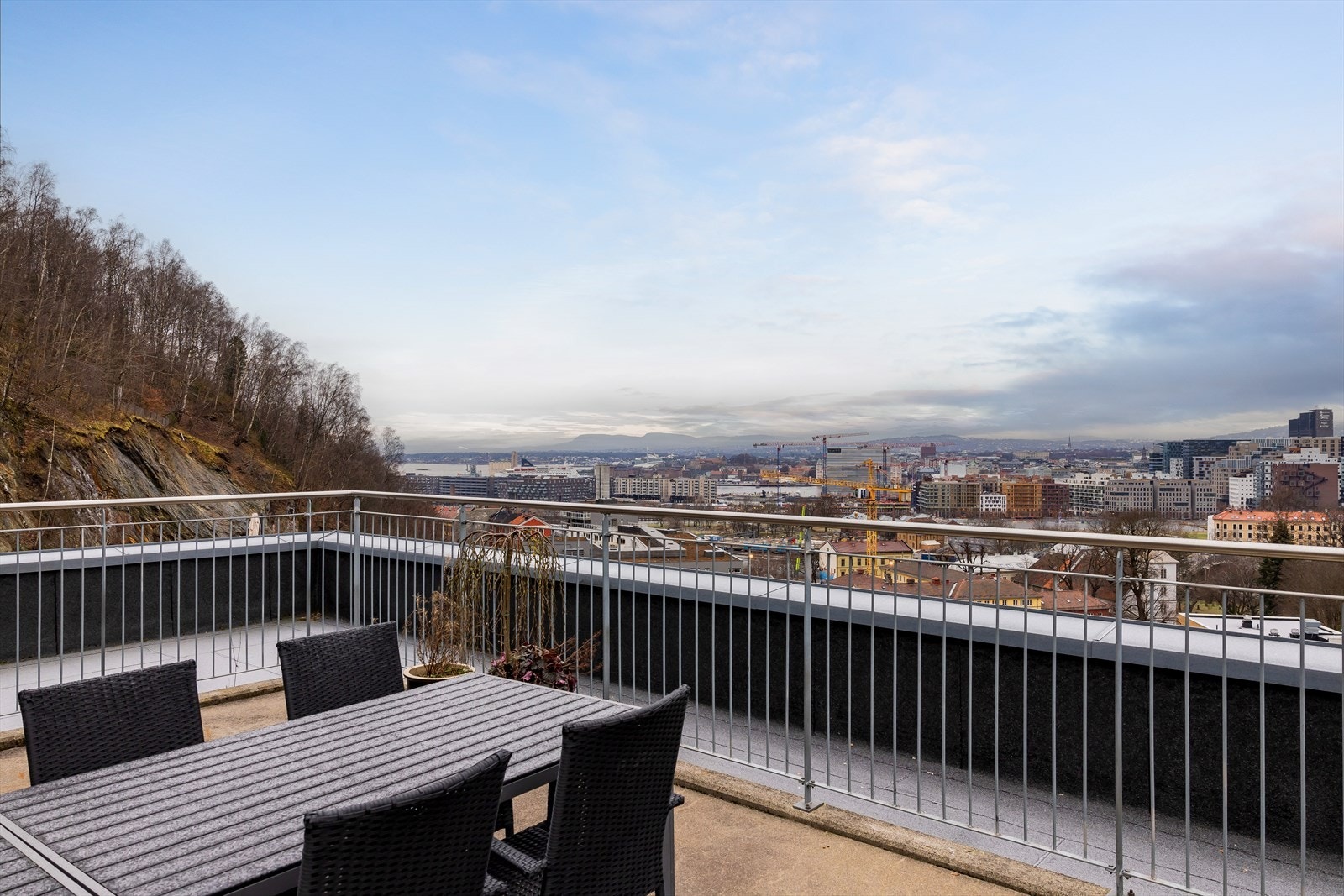 Til glede for beboerne har borettslaget en flott felles takterrasse med fantastisk utsikt over Oslo og Oslofjorden. Her kan du nyte solen, slappe av eller samles med venner og naboer - en perfekt plass for både ro og sosialt samvær. Galleribilde