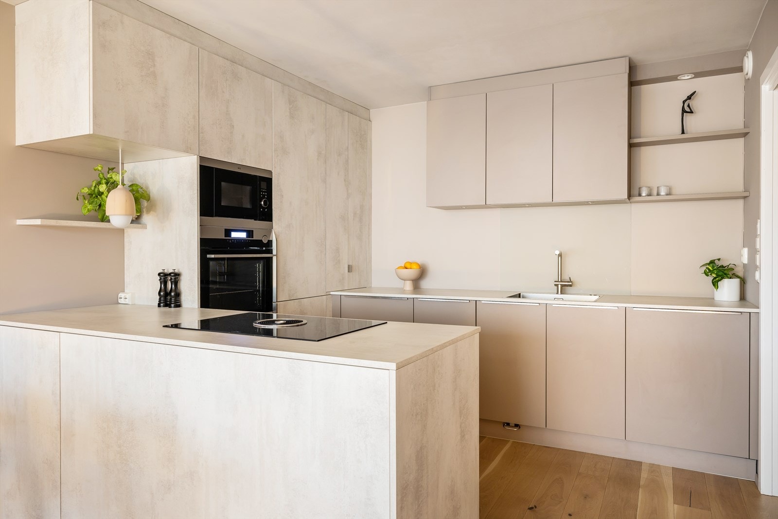 Kjøkkenet har en praktisk kjøkkenøy som både gir ekstra arbeidsplass og fungerer som et naturlig samlingspunkt. Galleribilde