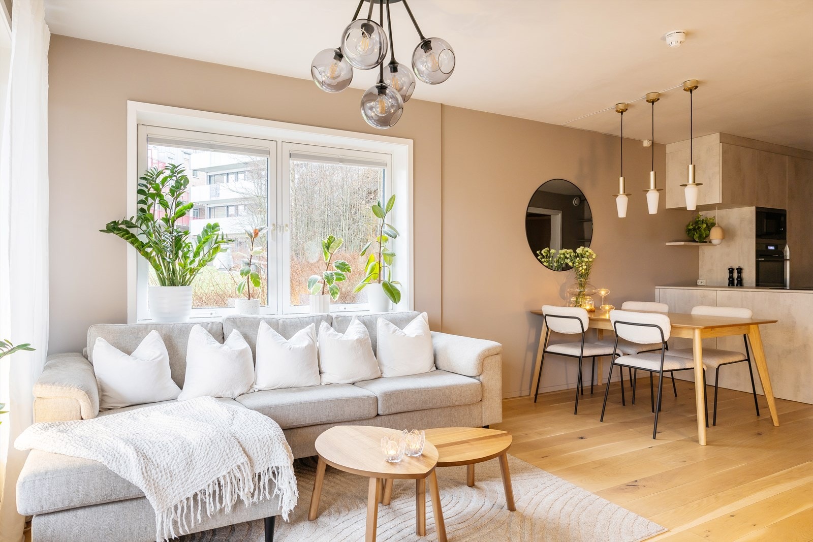 Den åpne løsningen gir en flott flyt mellom rommene, og store vinduer slipper inn rikelig med naturlig lys. Galleribilde