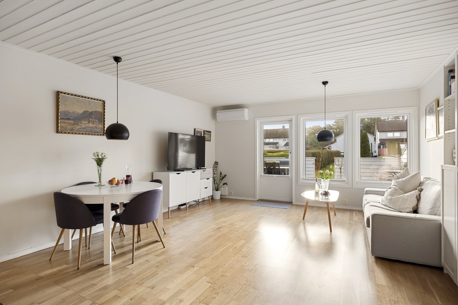 Stue med utgang til terrasse Galleribilde