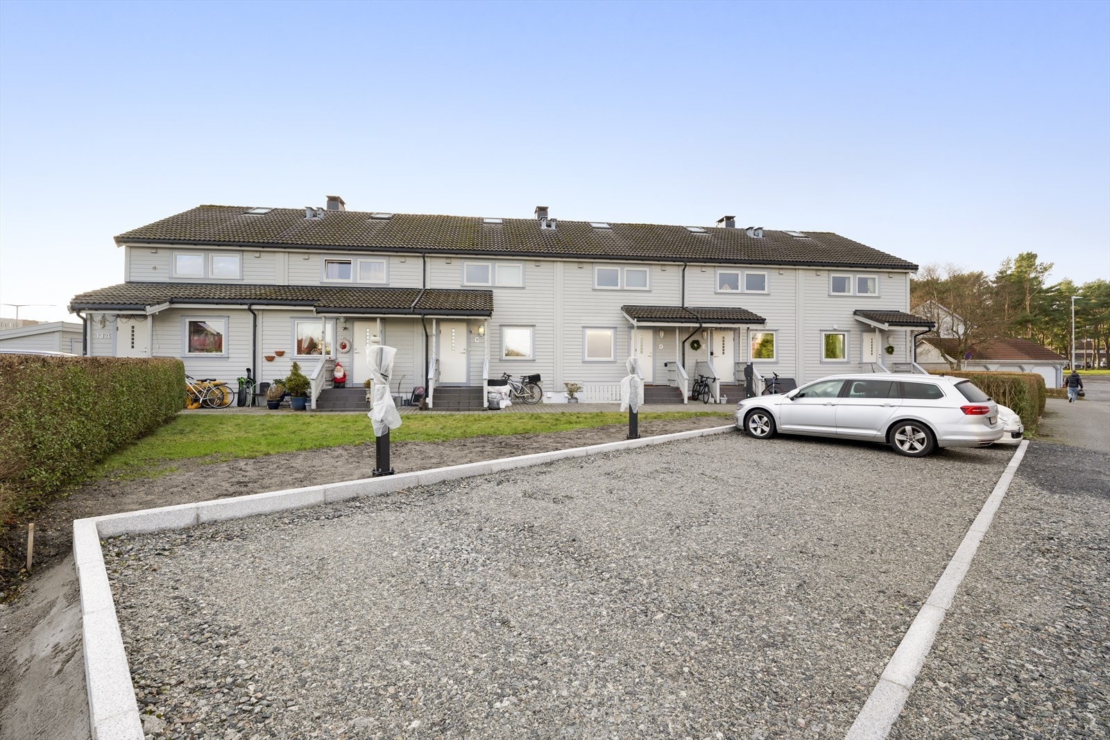 Felles parkeringsplass like utenfor døren Galleribilde