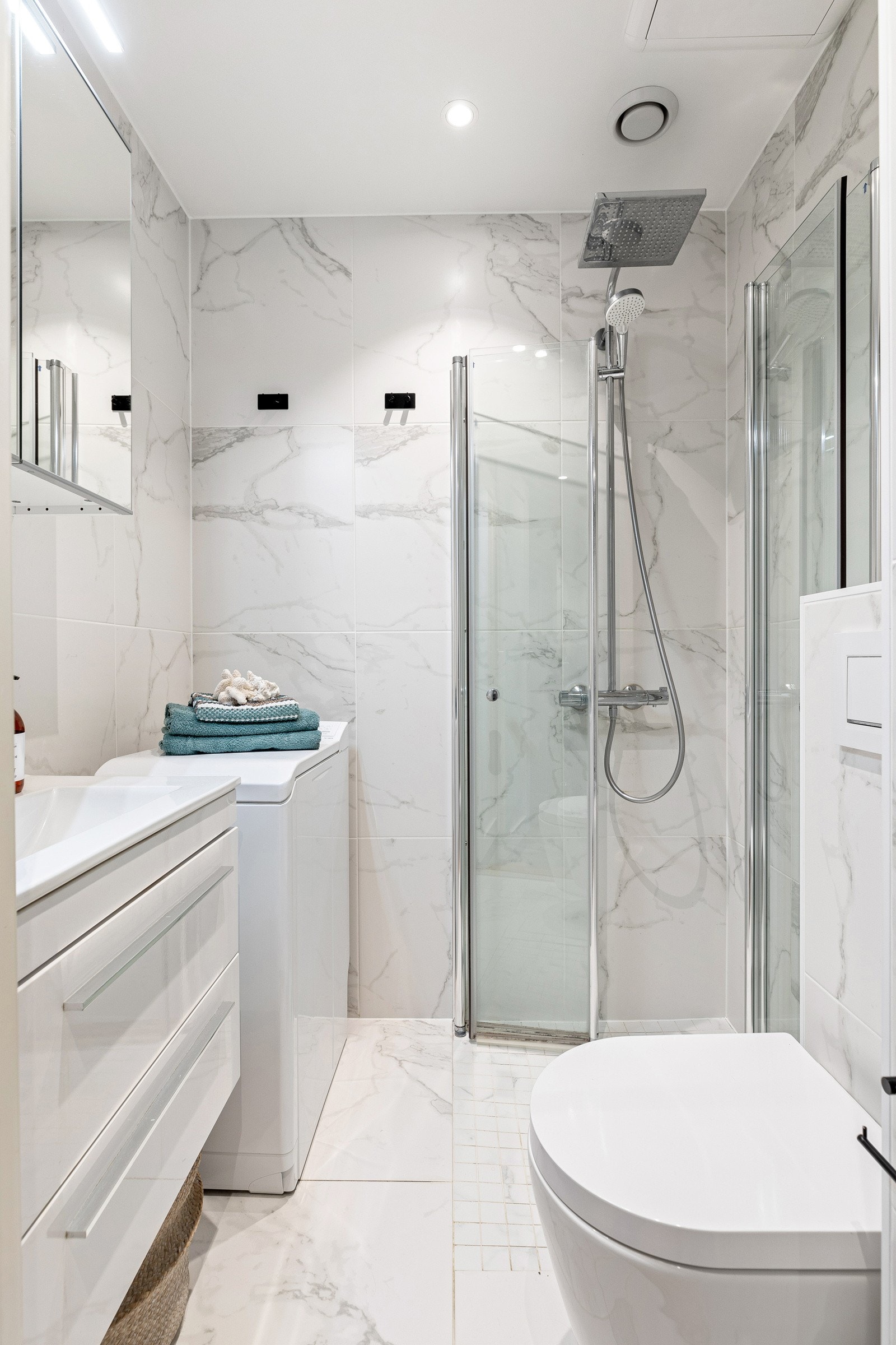 Flislagt bad med varmekabler som gir behagelig varme. Galleribilde