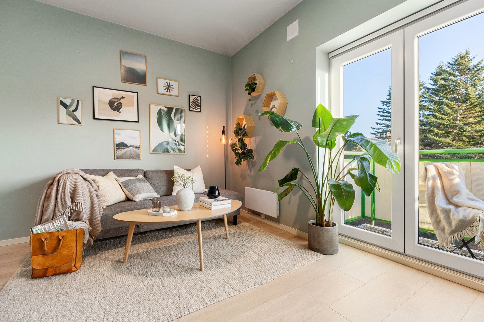 Store vindusflater slipper inn rikelig med naturlig lys og gir en vakker utsikt mot grønne omgivelser Galleribilde