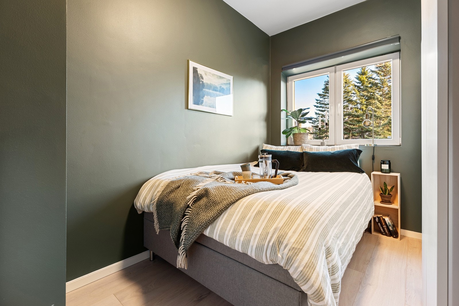 Soverommet er romslig og har god plass til dobbeltseng og tilhørende møbler. Galleribilde