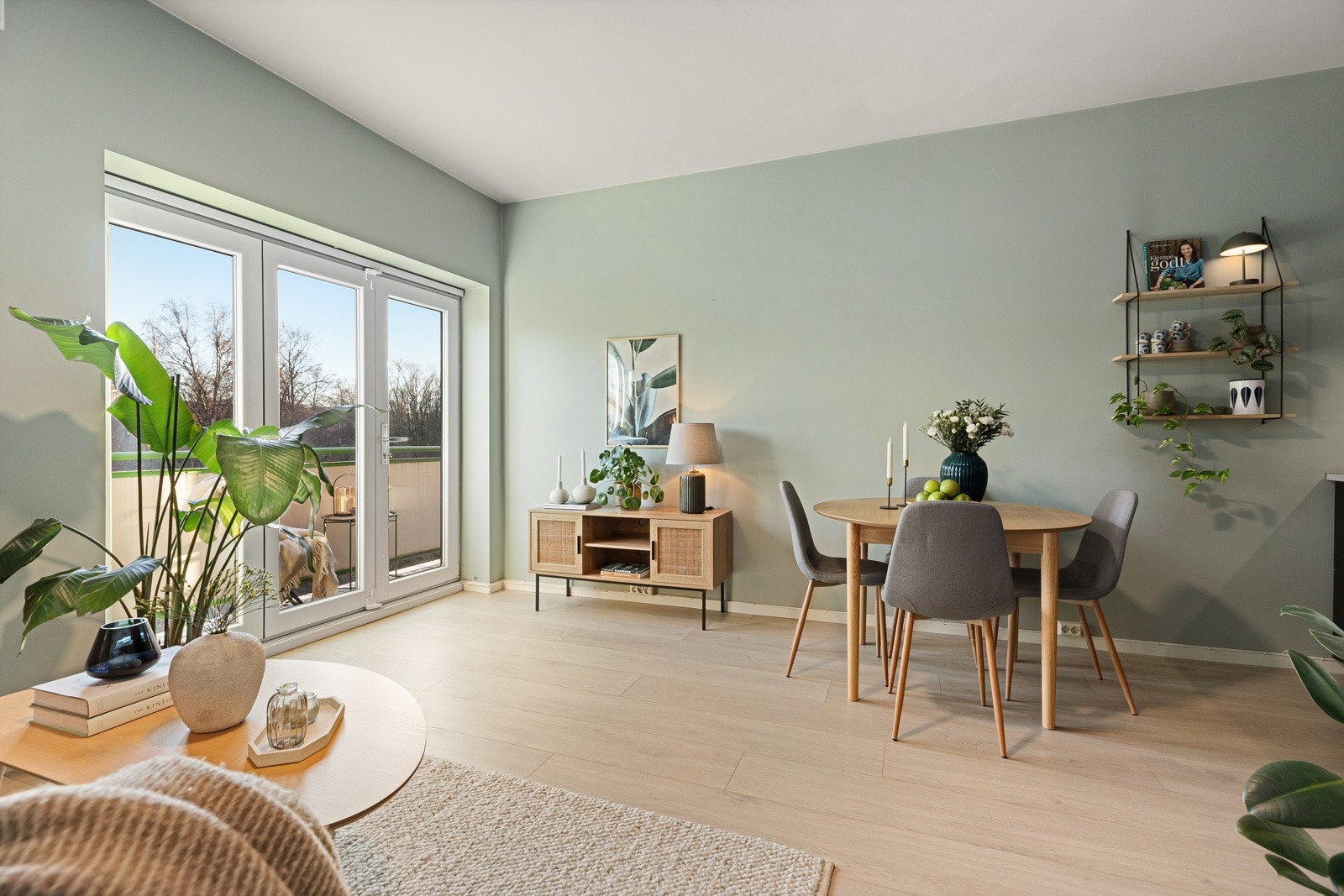 Stuen er malt i en delikat fargetone og oppleves som både lys og innbydende Galleribilde