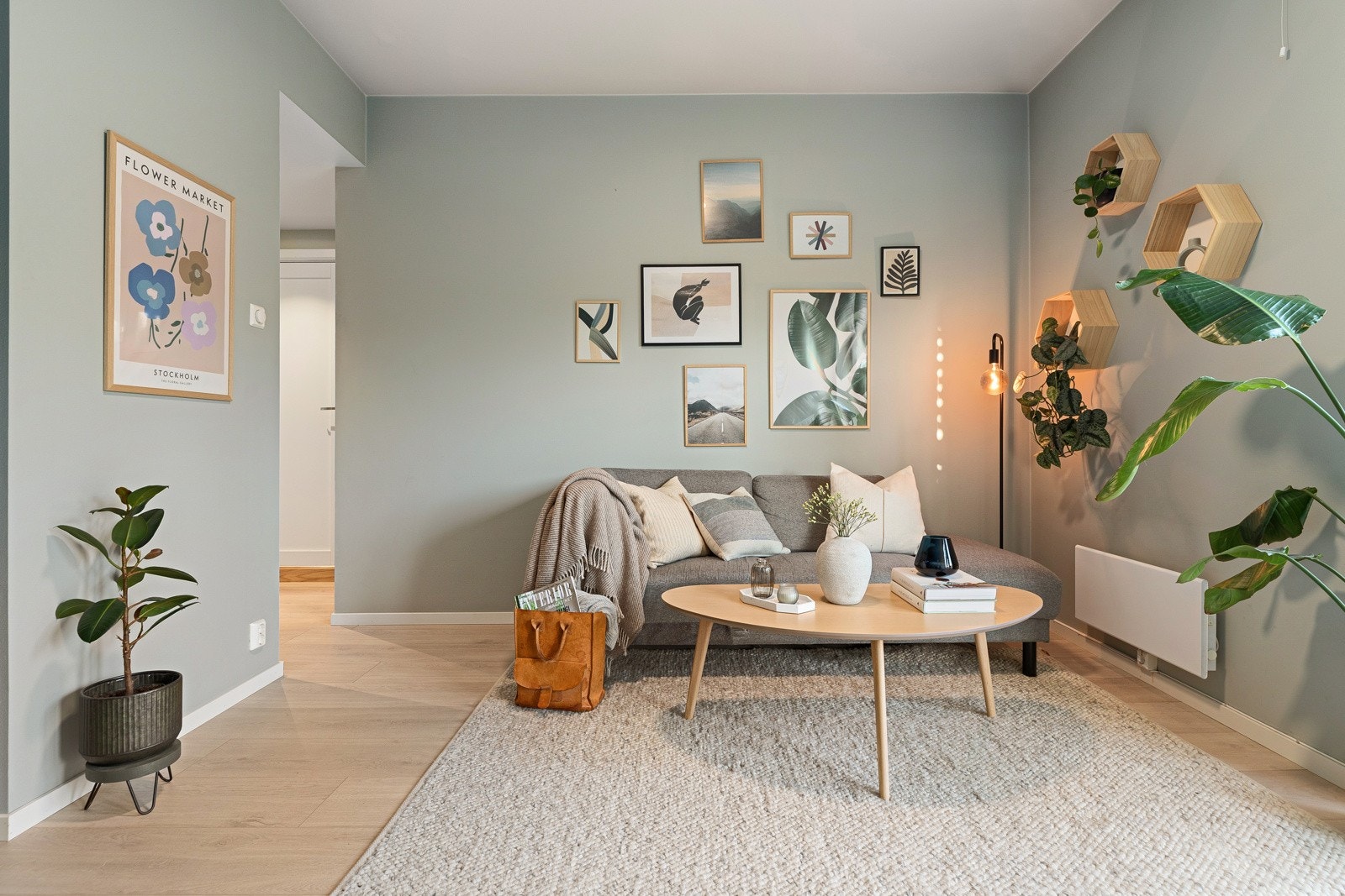 Her er det god plass til å innrede med sofagruppe, spisebord og tilhørende møbler Galleribilde